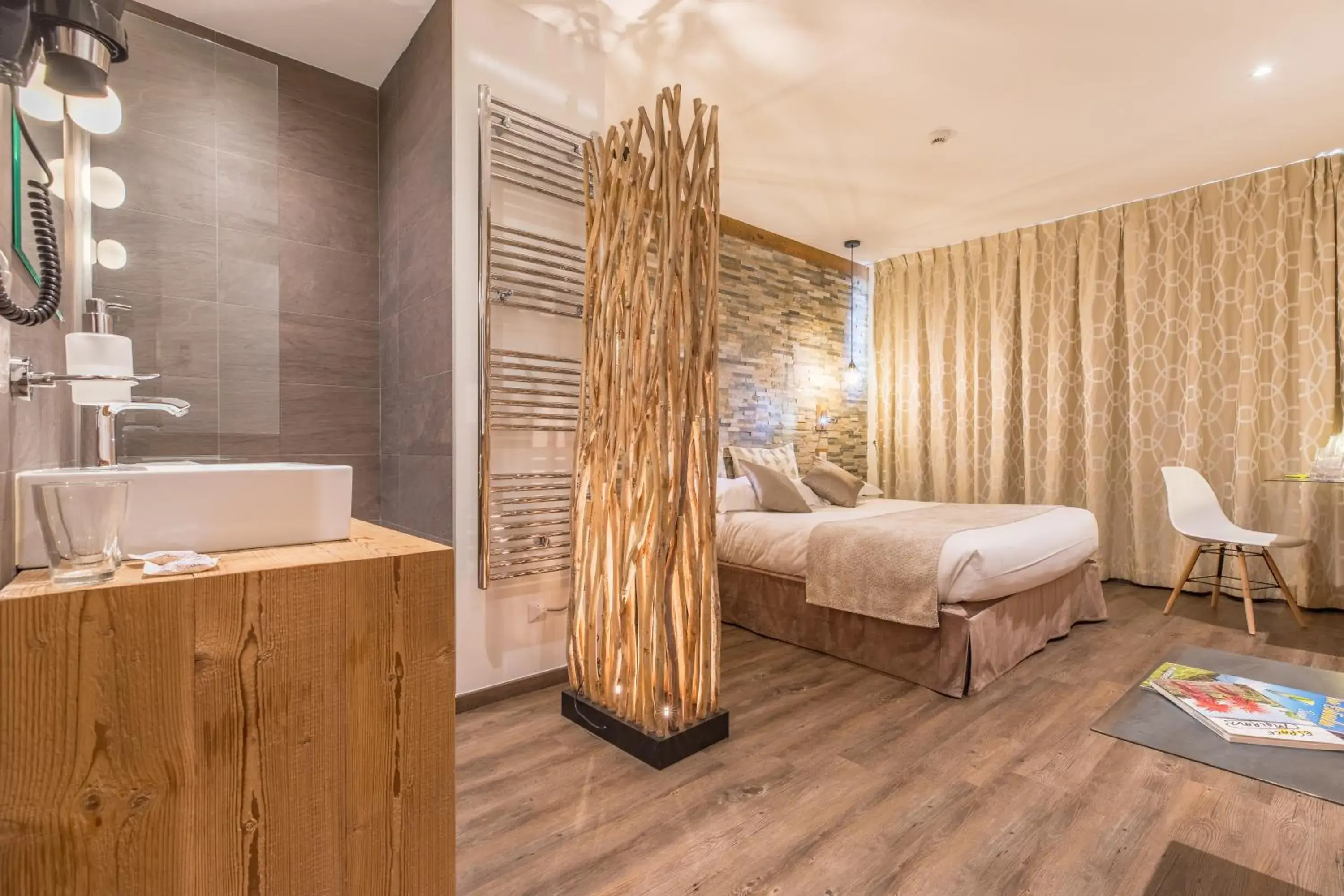 Photo of the whole room, Bed in Hôtel des Princes, Chambéry Centre Photo of the whole room, Bed in Hôtel des Princes, Chambéry Centre