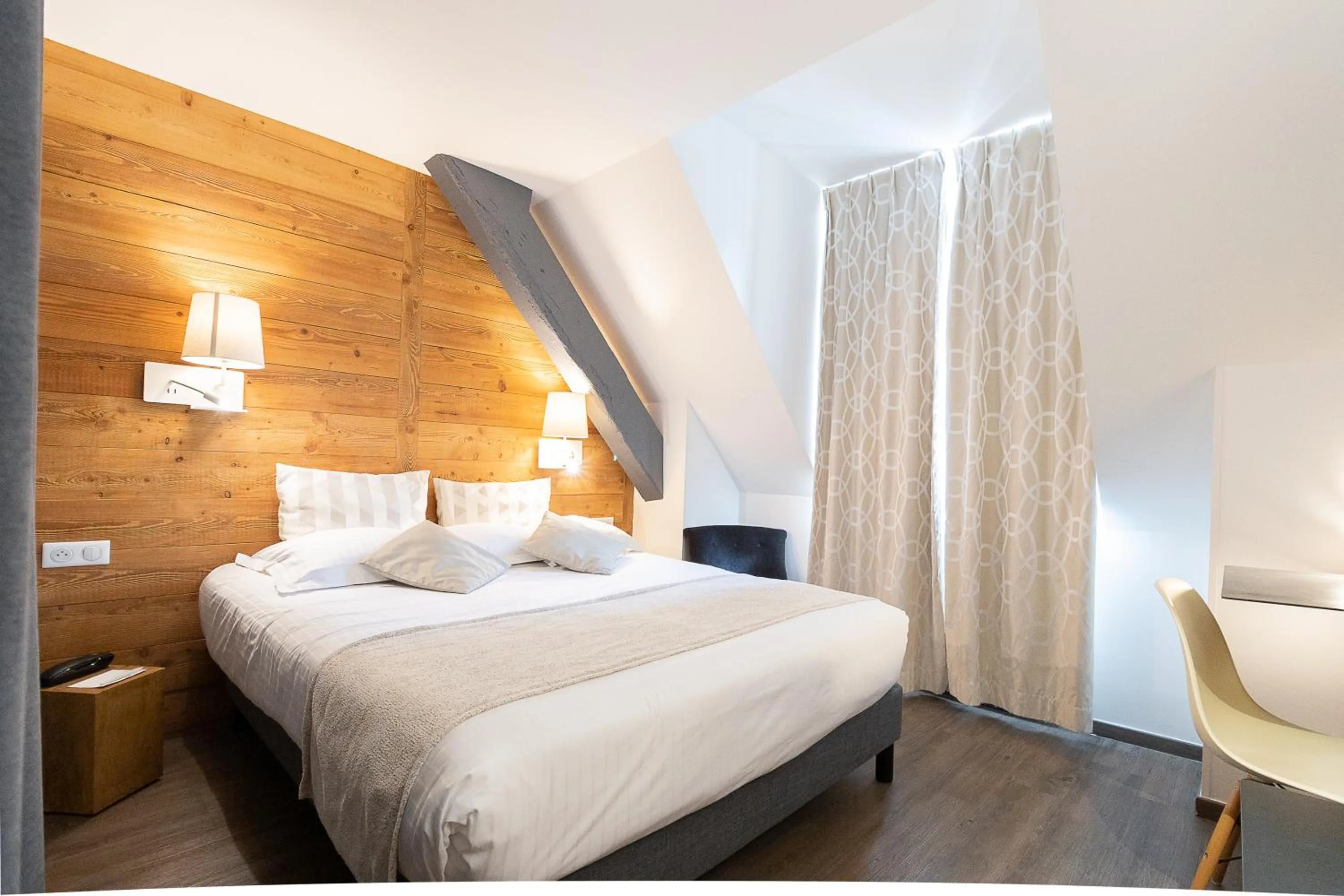 Photo of the whole room, Bed in Hôtel des Princes, Chambéry Centre