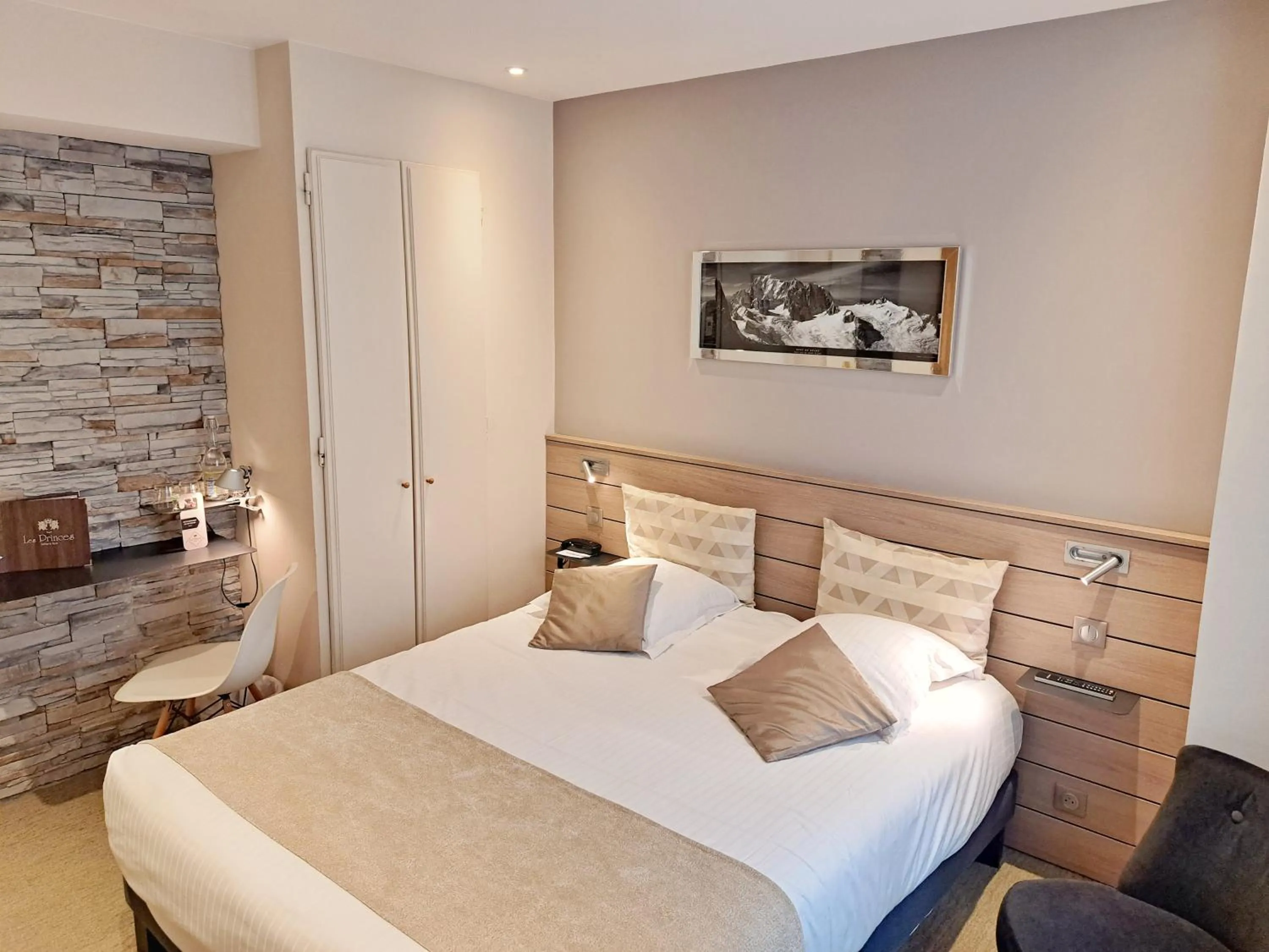 Bed in Hôtel des Princes, Chambéry Centre