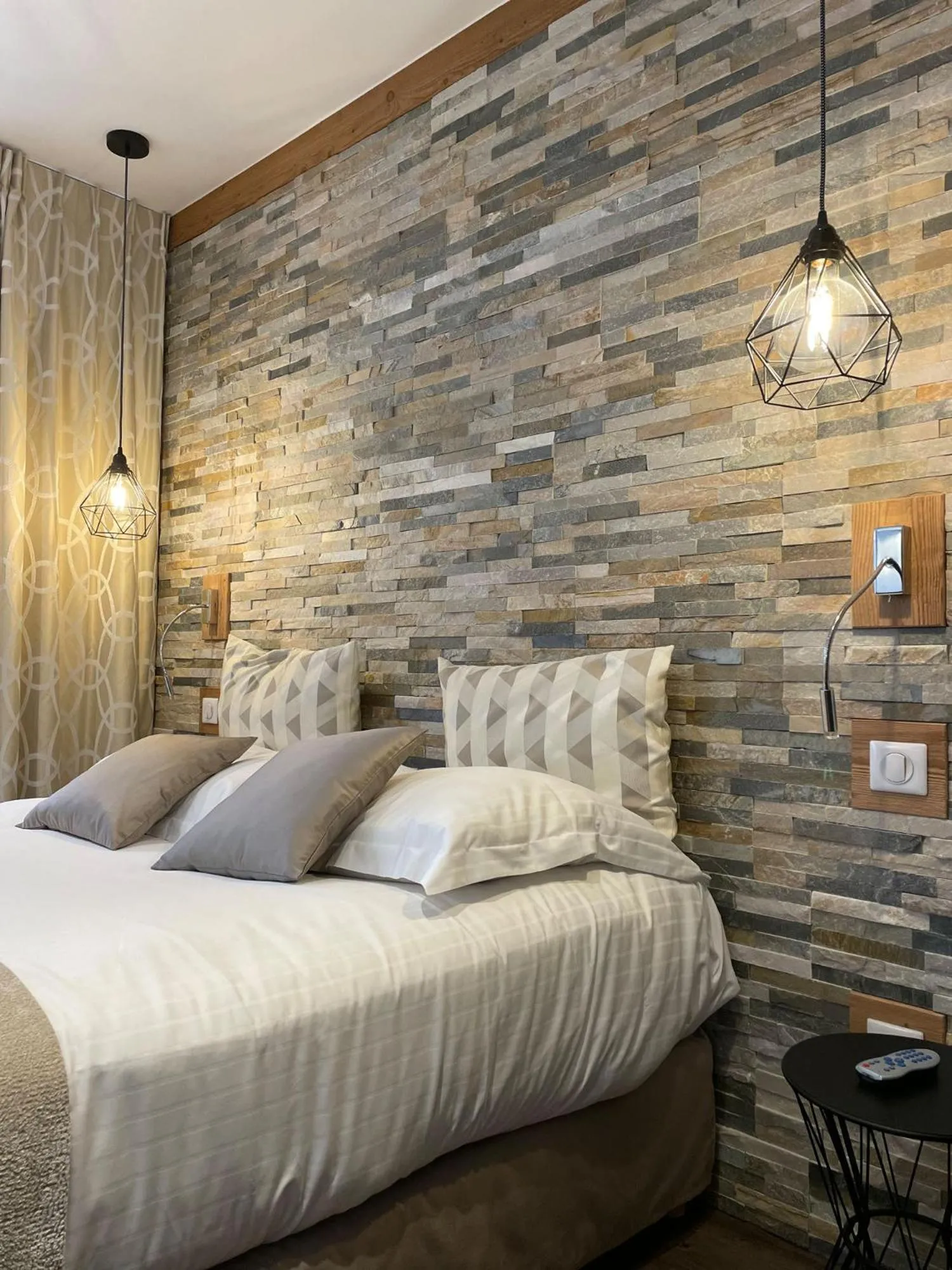 Bedroom, Bed in Hôtel des Princes, Chambéry Centre