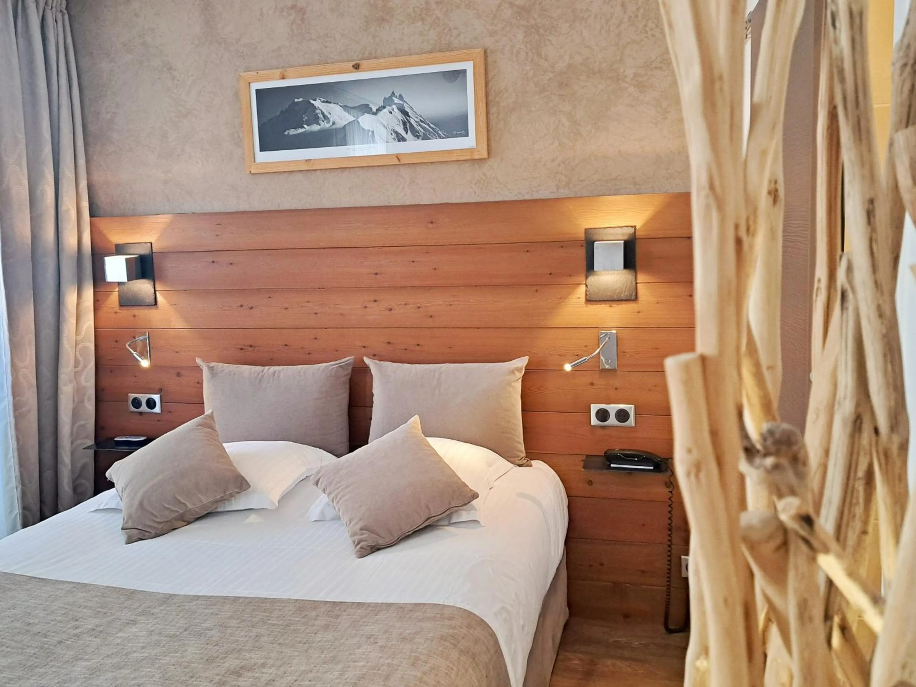 Bedroom, Bed in Hôtel des Princes, Chambéry Centre