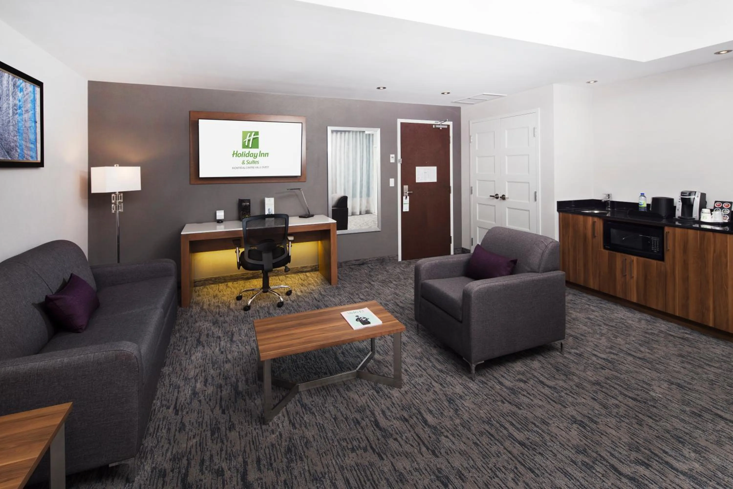 Living room in Holiday Inn Hotel & Suites - Montreal Centre-ville Ouest by IHG