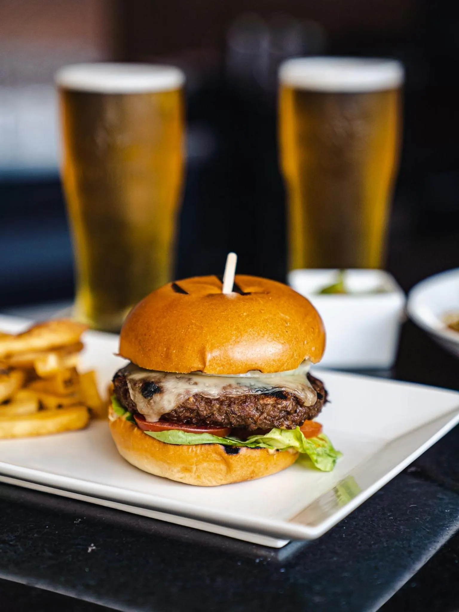 Lounge or bar in Holiday Inn Hotel & Suites - Montreal Centre-ville Ouest by IHG