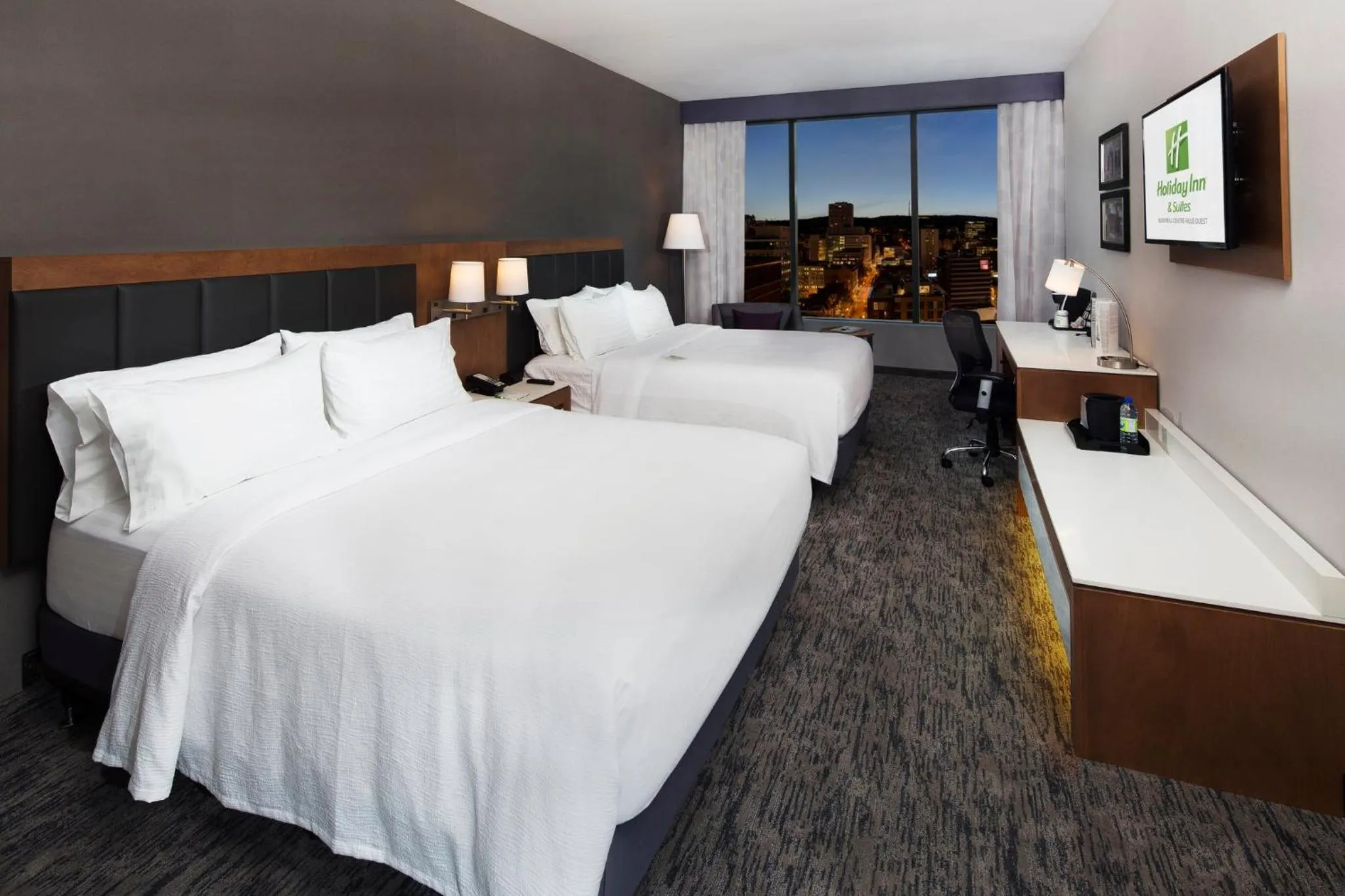 Photo of the whole room, Bed in Holiday Inn Hotel & Suites - Montreal Centre-ville Ouest by IHG
