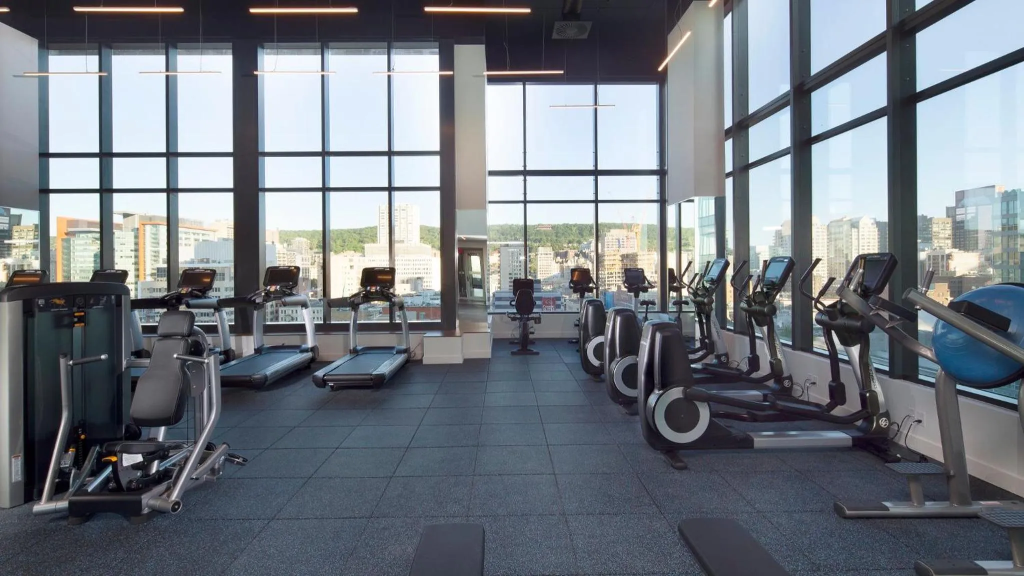 Fitness centre/facilities in Holiday Inn Hotel & Suites - Montreal Centre-ville Ouest by IHG