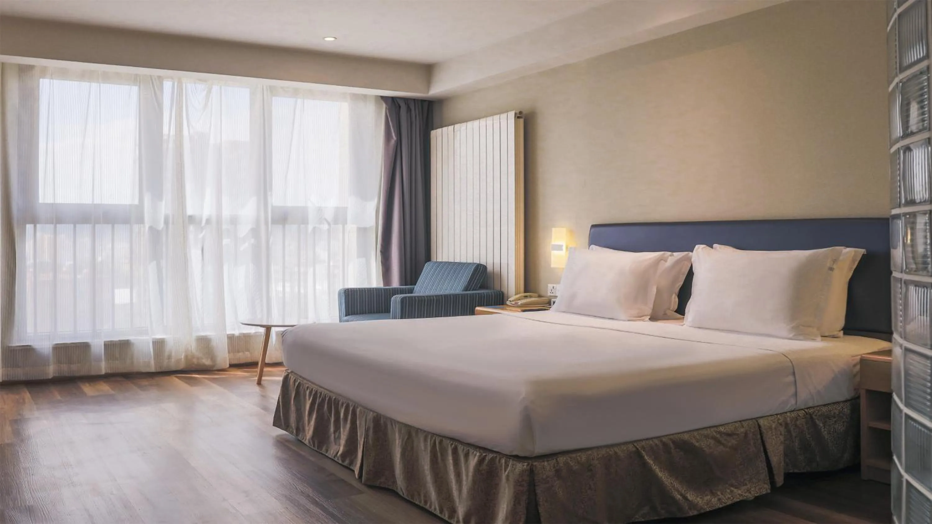 Photo of the whole room in Holiday Inn Express Zhangjiakou Park View, an IHG Hotel