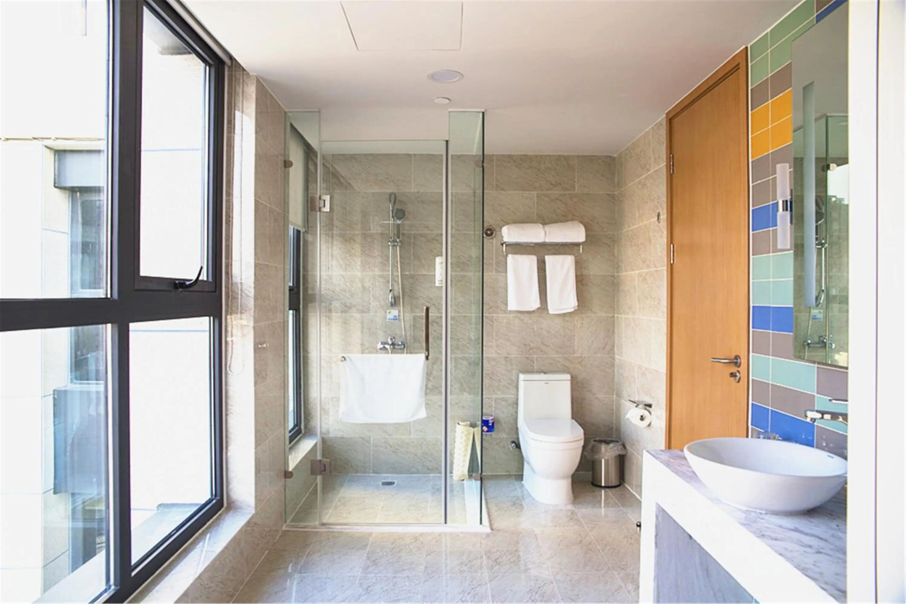 Photo of the whole room, Bathroom in Holiday Inn Express Zhangjiakou Park View, an IHG Hotel