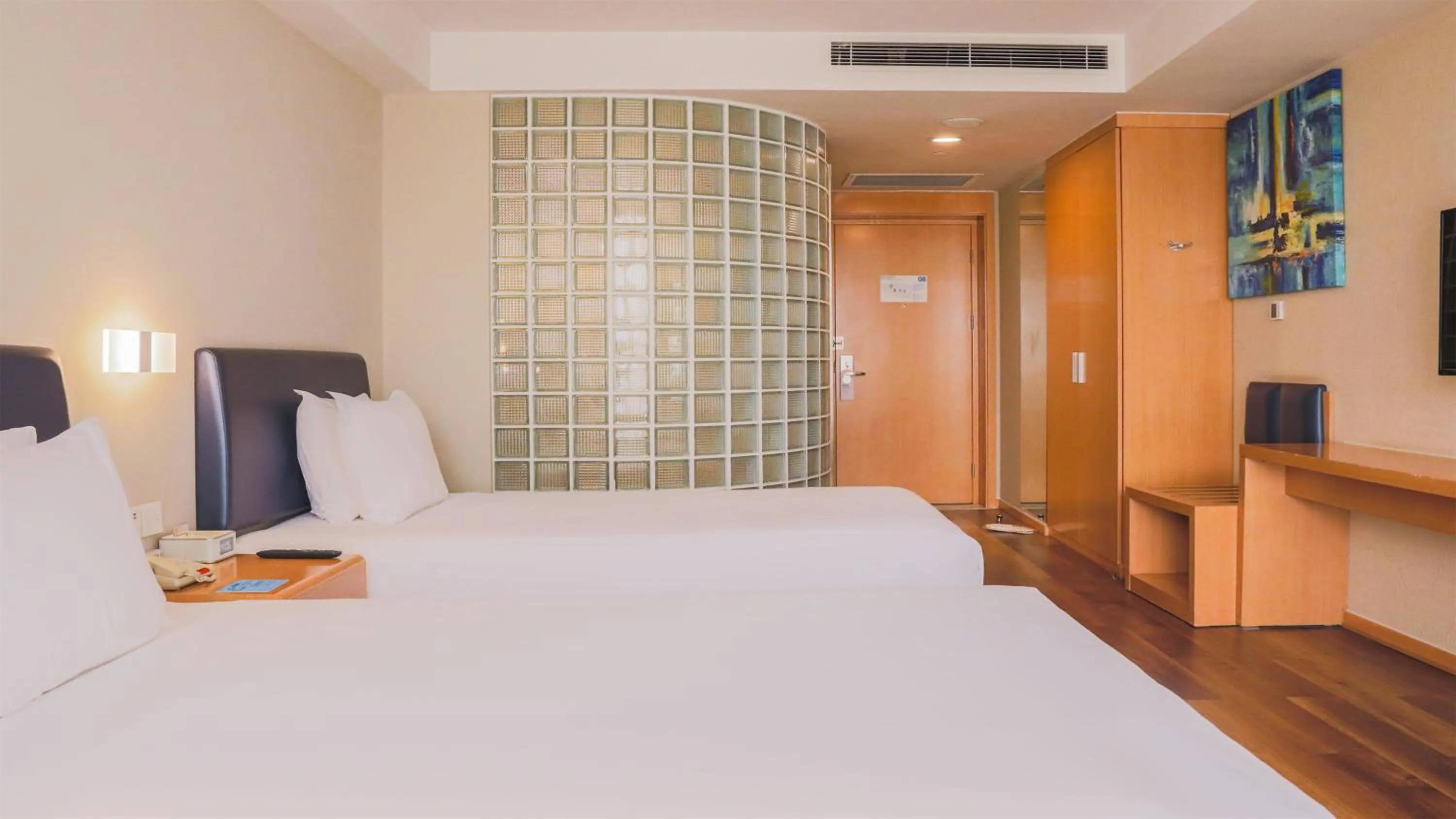 Photo of the whole room in Holiday Inn Express Zhangjiakou Park View, an IHG Hotel