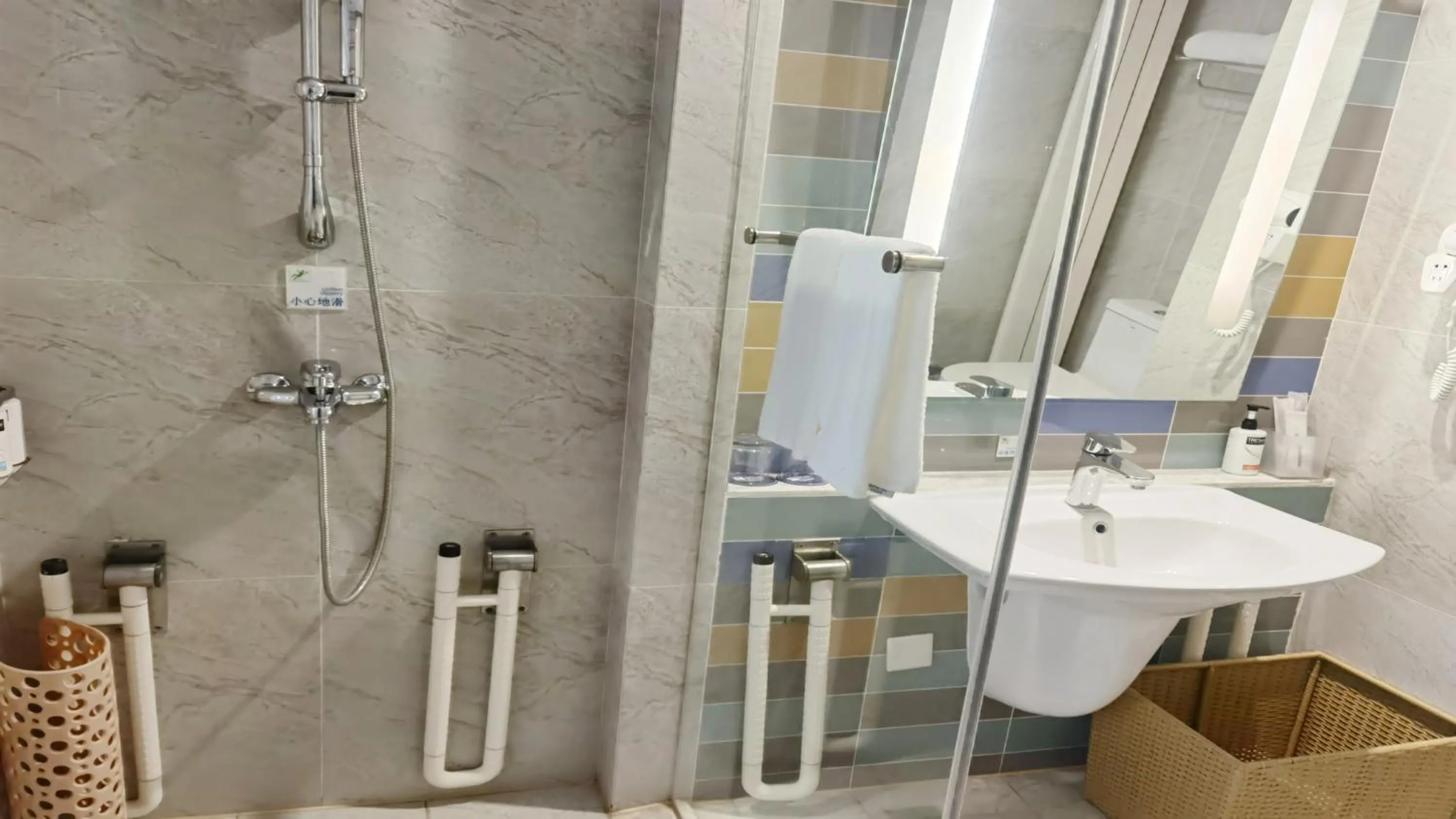 Photo of the whole room, Bathroom in Holiday Inn Express Zhangjiakou Park View, an IHG Hotel