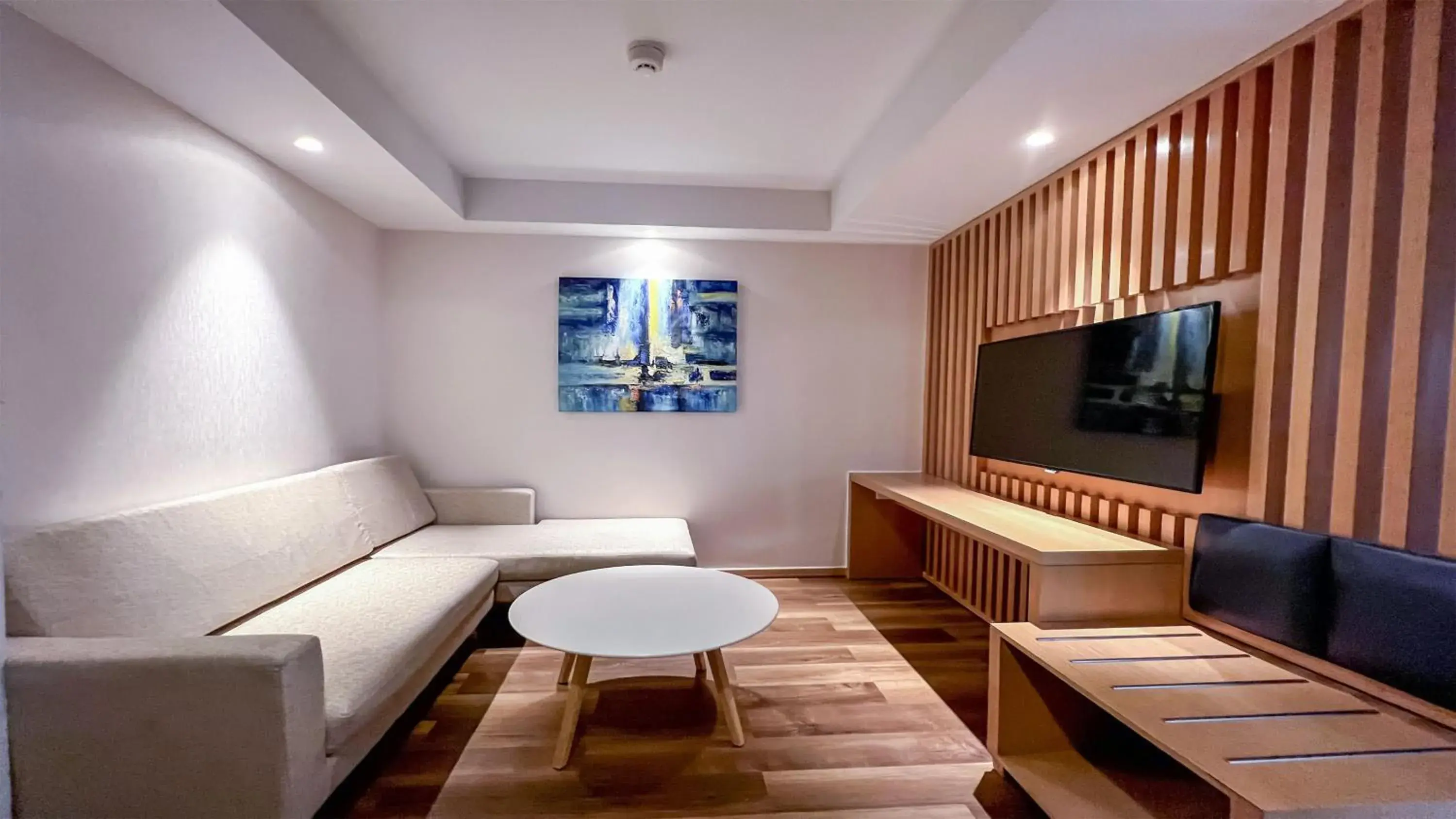 Photo of the whole room, Seating Area in Holiday Inn Express Zhangjiakou Park View, an IHG Hotel Photo of the whole room, Seating Area in Holiday Inn Express Zhangjiakou Park View, an IHG Hotel