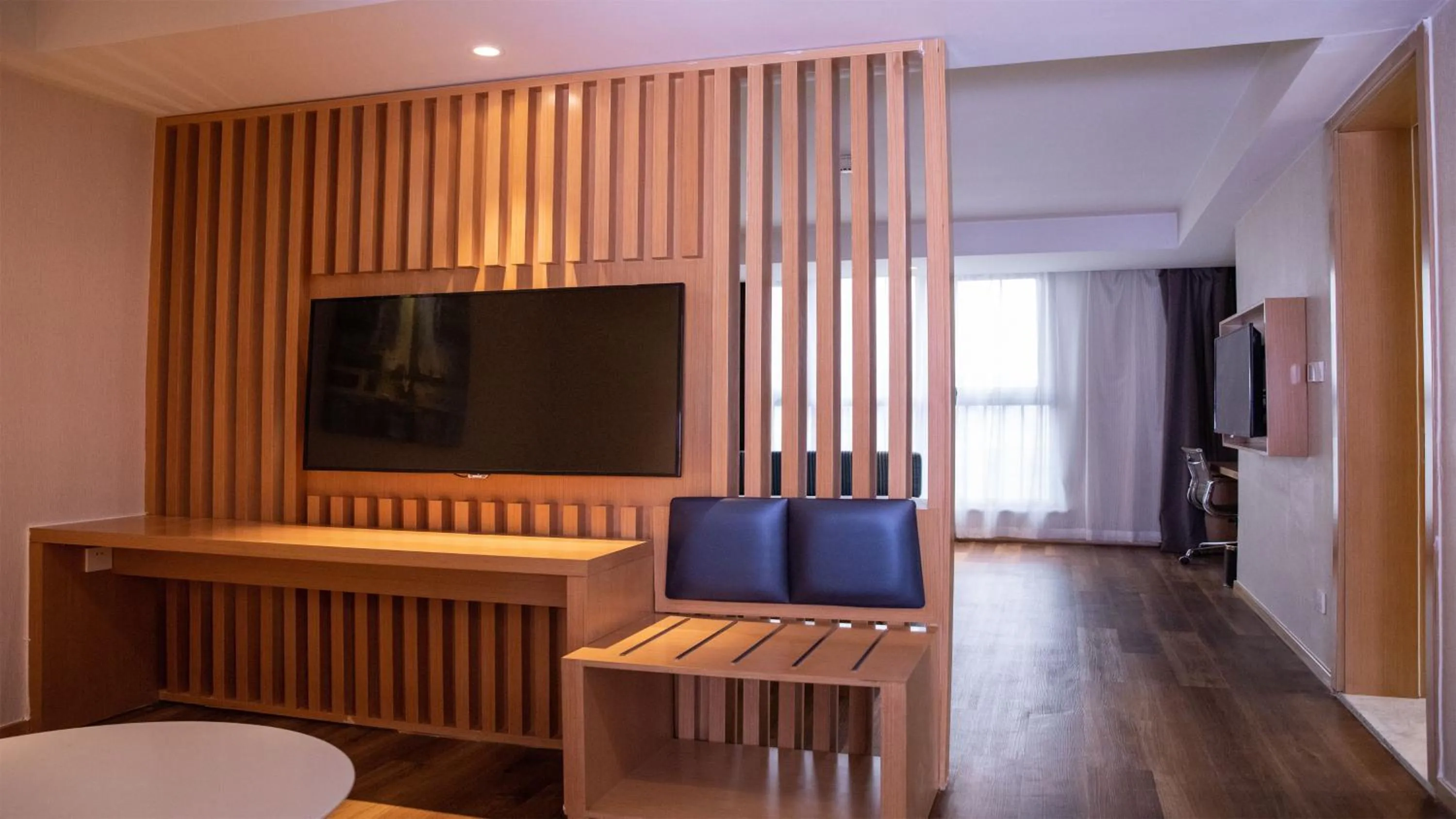 Photo of the whole room, TV/Entertainment Center in Holiday Inn Express Zhangjiakou Park View, an IHG Hotel