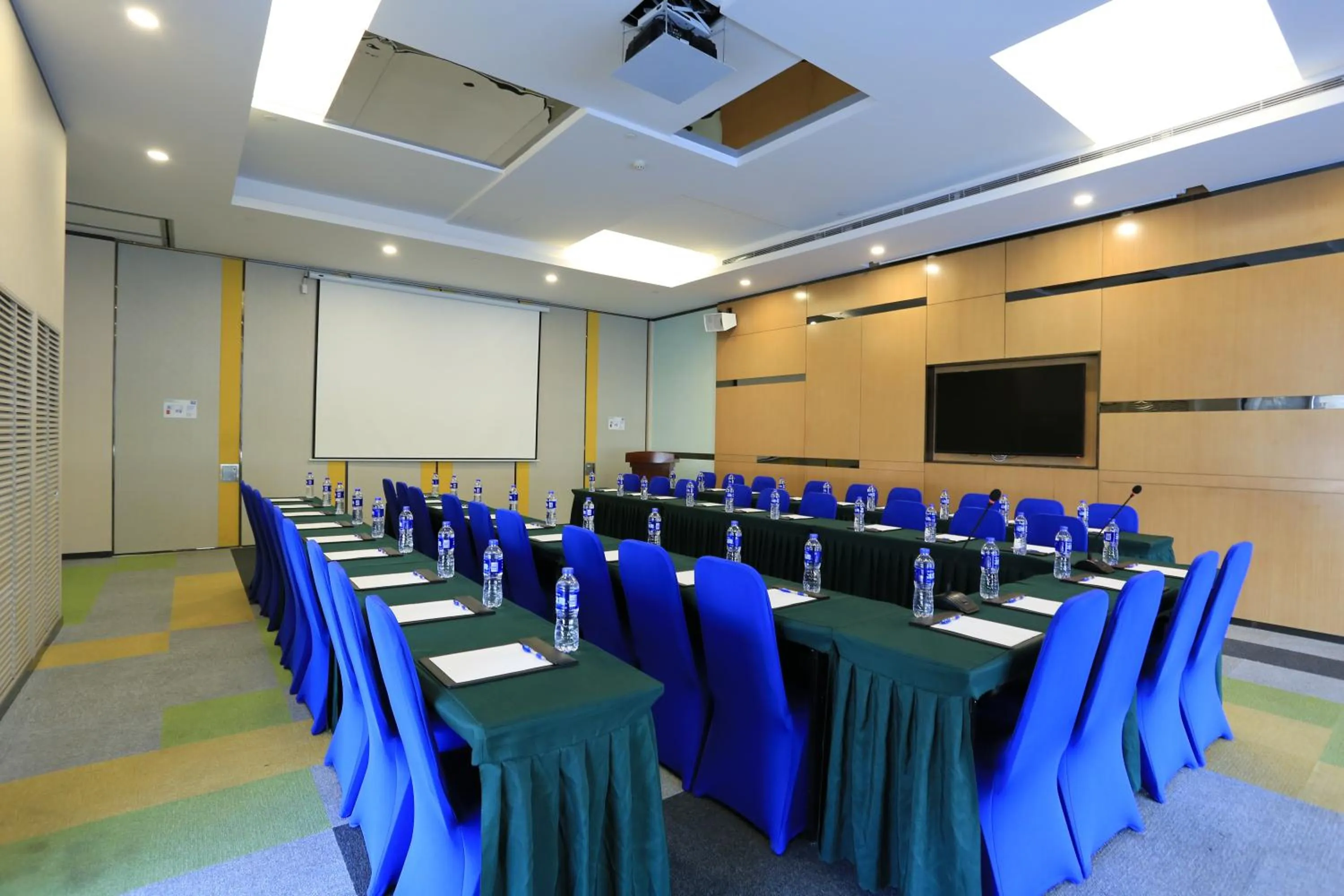 Meeting/conference room in Holiday Inn Express Zhangjiakou Park View, an IHG Hotel