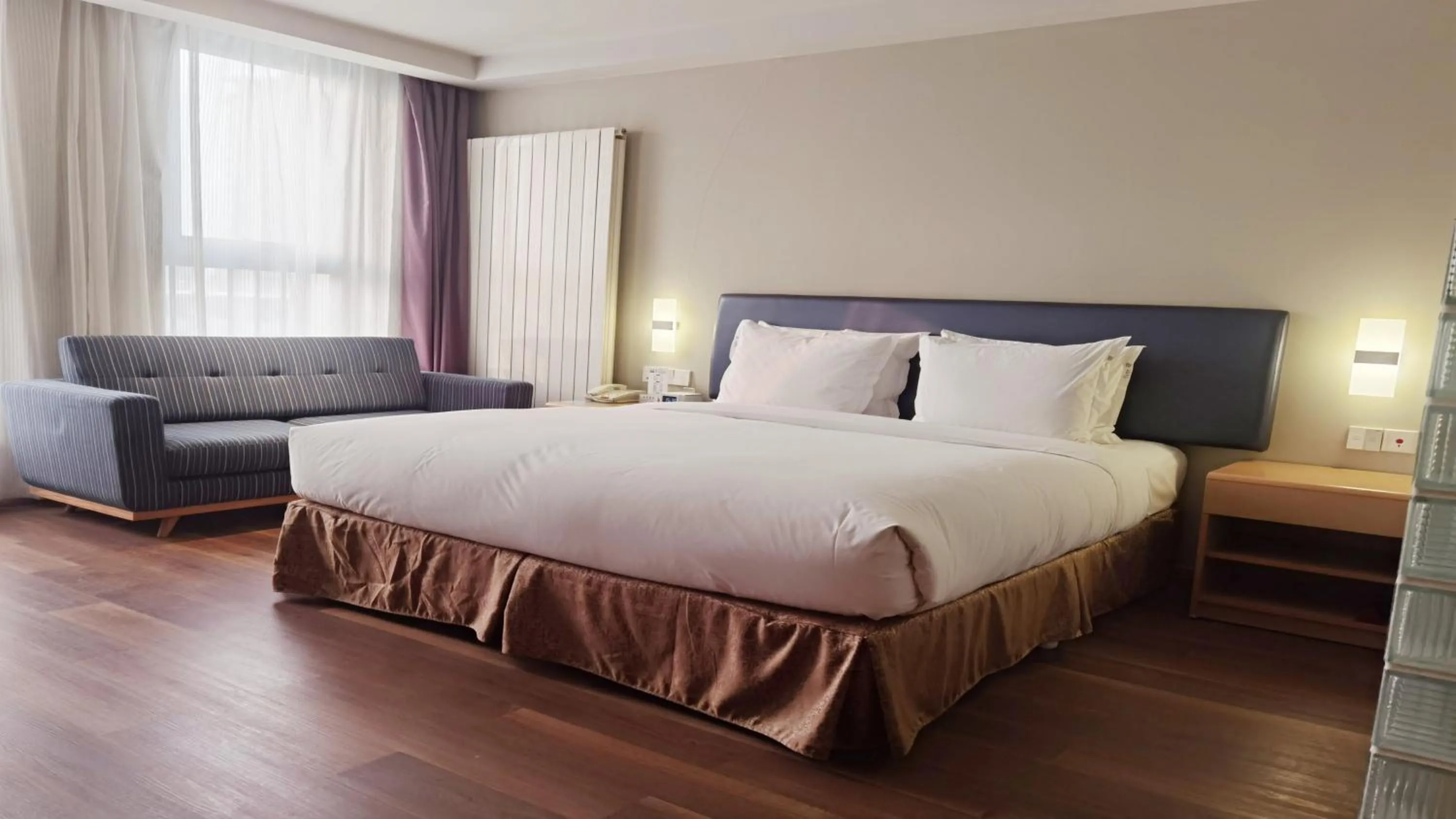 Photo of the whole room in Holiday Inn Express Zhangjiakou Park View, an IHG Hotel