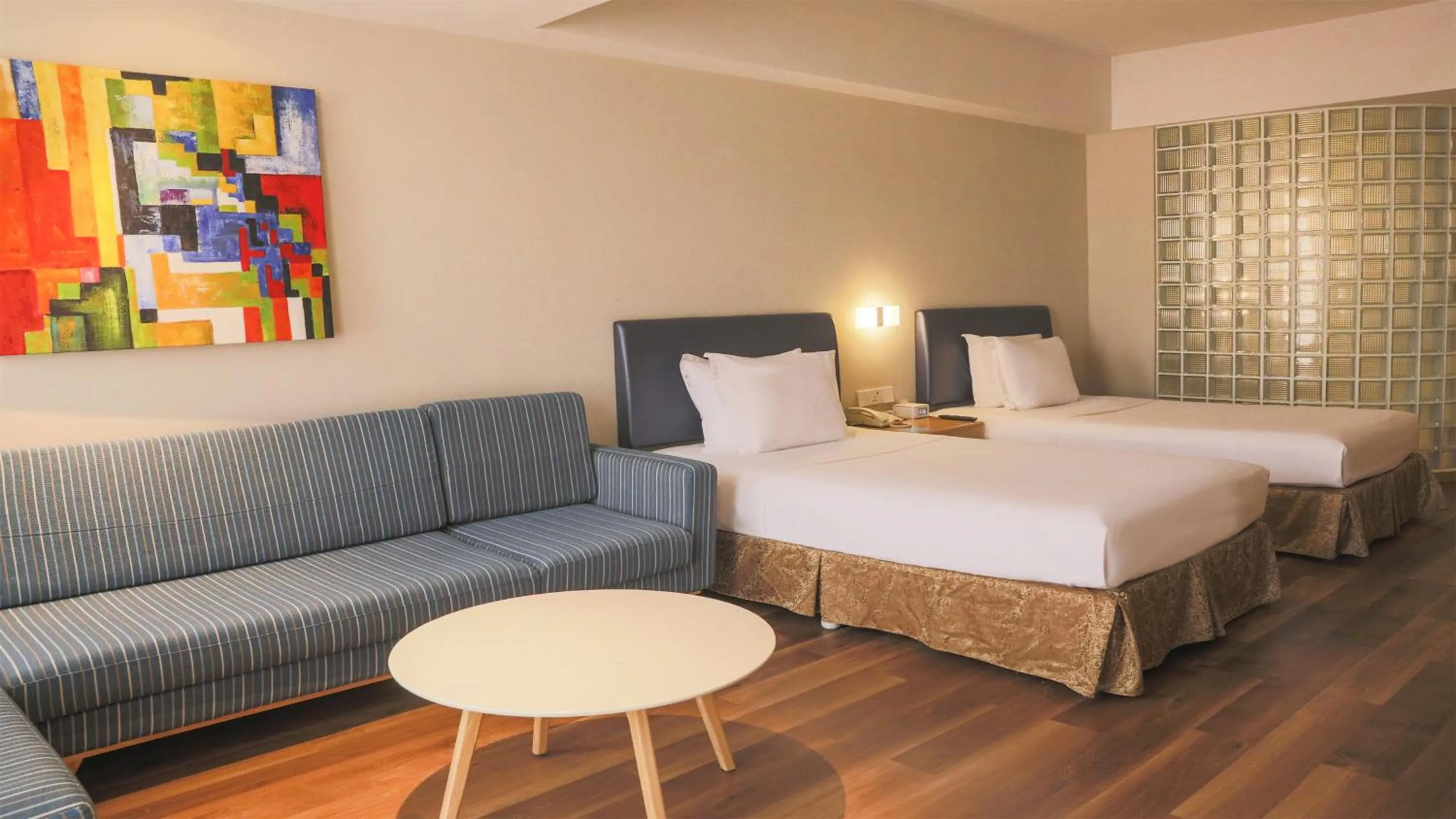 Photo of the whole room in Holiday Inn Express Zhangjiakou Park View, an IHG Hotel