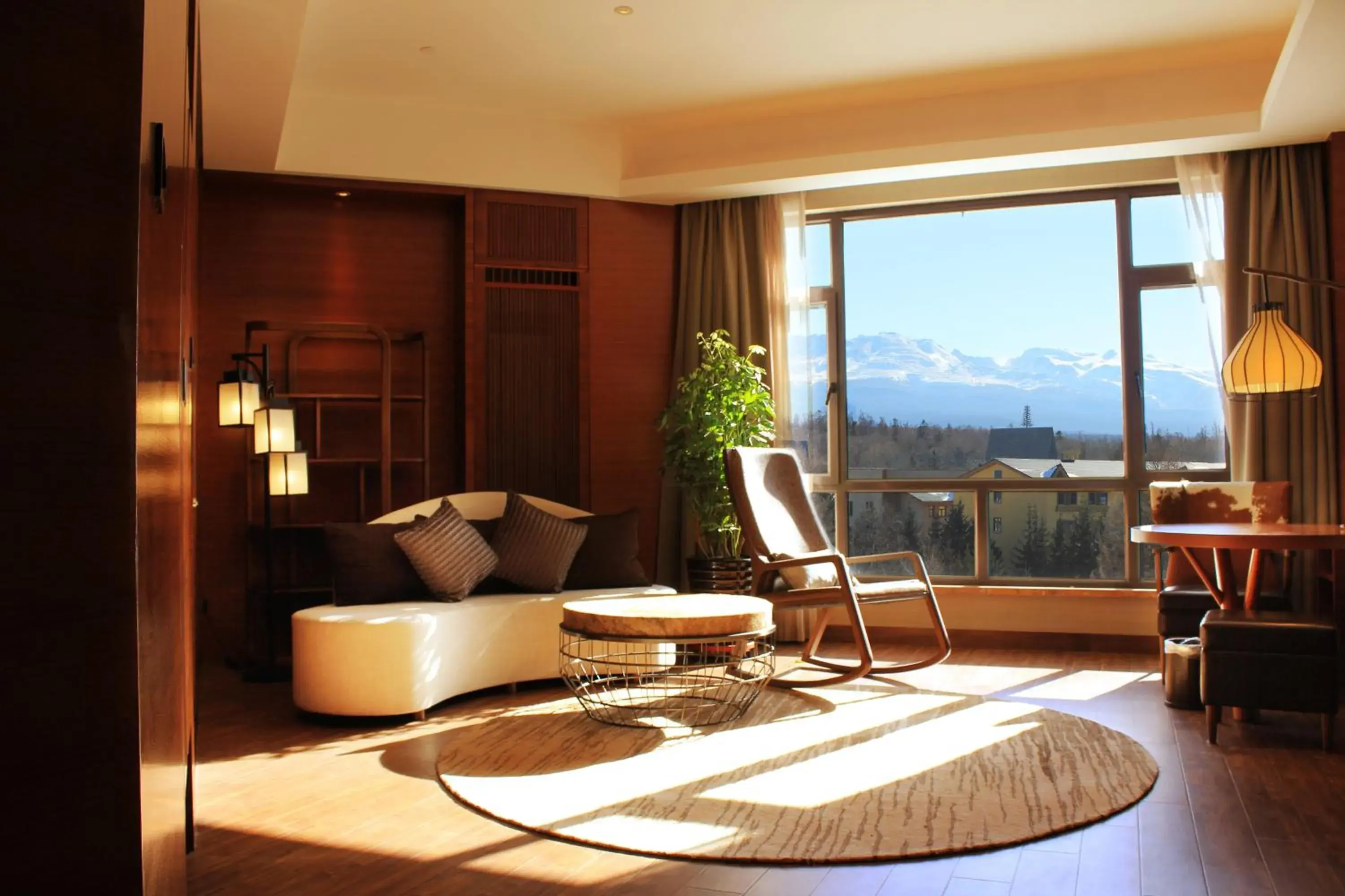 Living room in Crowne Plaza Resort Changbaishan Hot Spring by IHG Living room in Crowne Plaza Resort Changbaishan Hot Spring by IHG