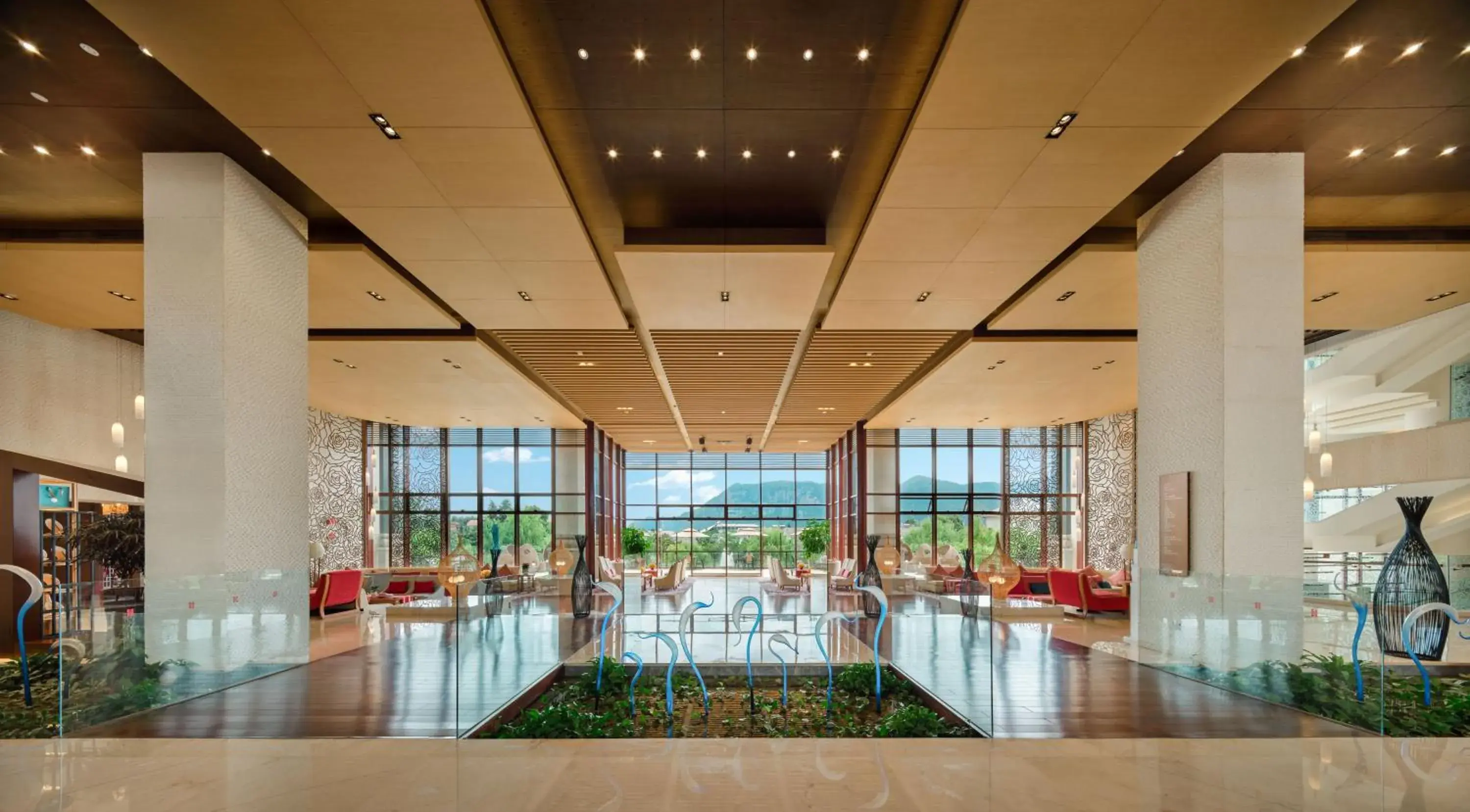 Standard King Room with Garden View and Lounge Access in HUALUXE Hotels & Resorts Kunming Standard King Room with Garden View and Lounge Access in HUALUXE Hotels & Resorts Kunming