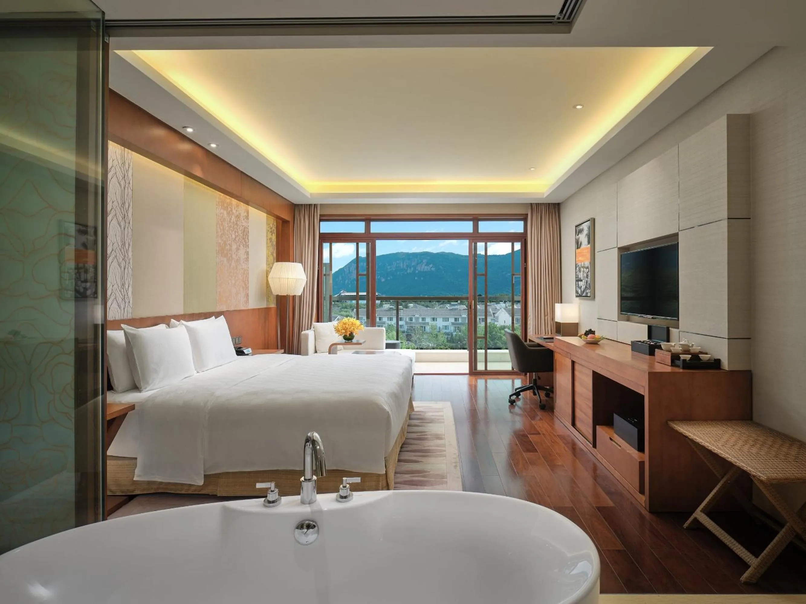 Photo of the whole room, Bed in HUALUXE Hotels & Resorts Kunming