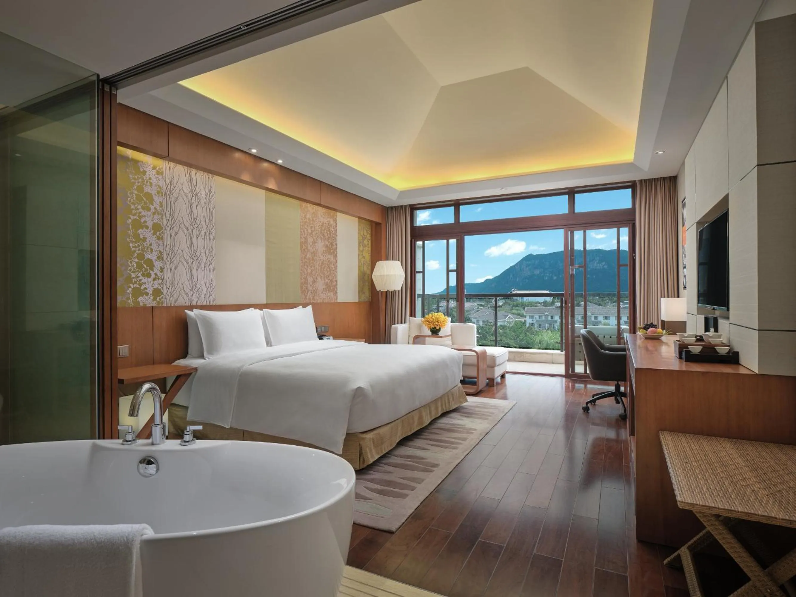 Photo of the whole room, Bed in HUALUXE Hotels & Resorts Kunming