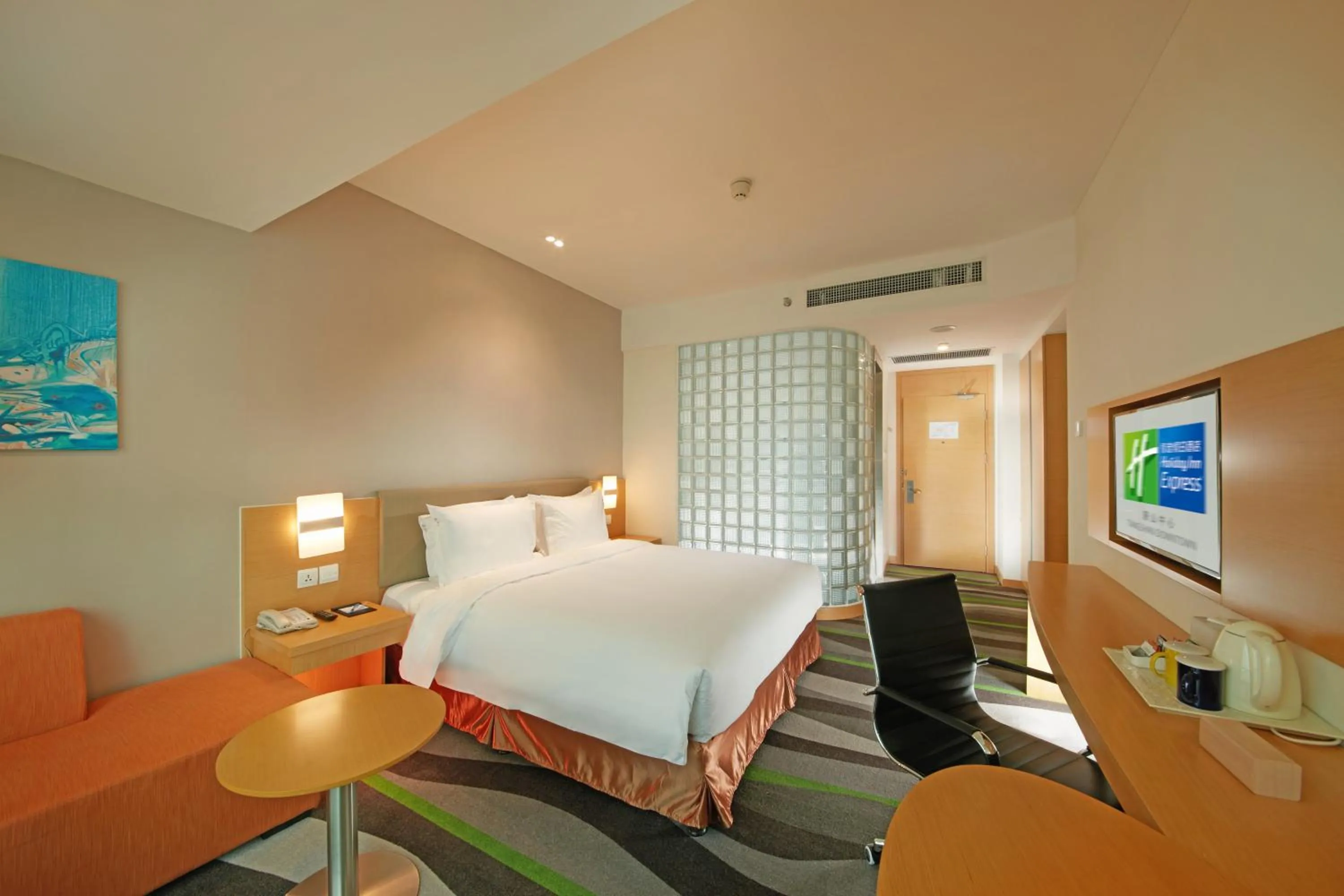 Photo of the whole room, Bed in Holiday Inn Express Tangshan Downtown by IHG