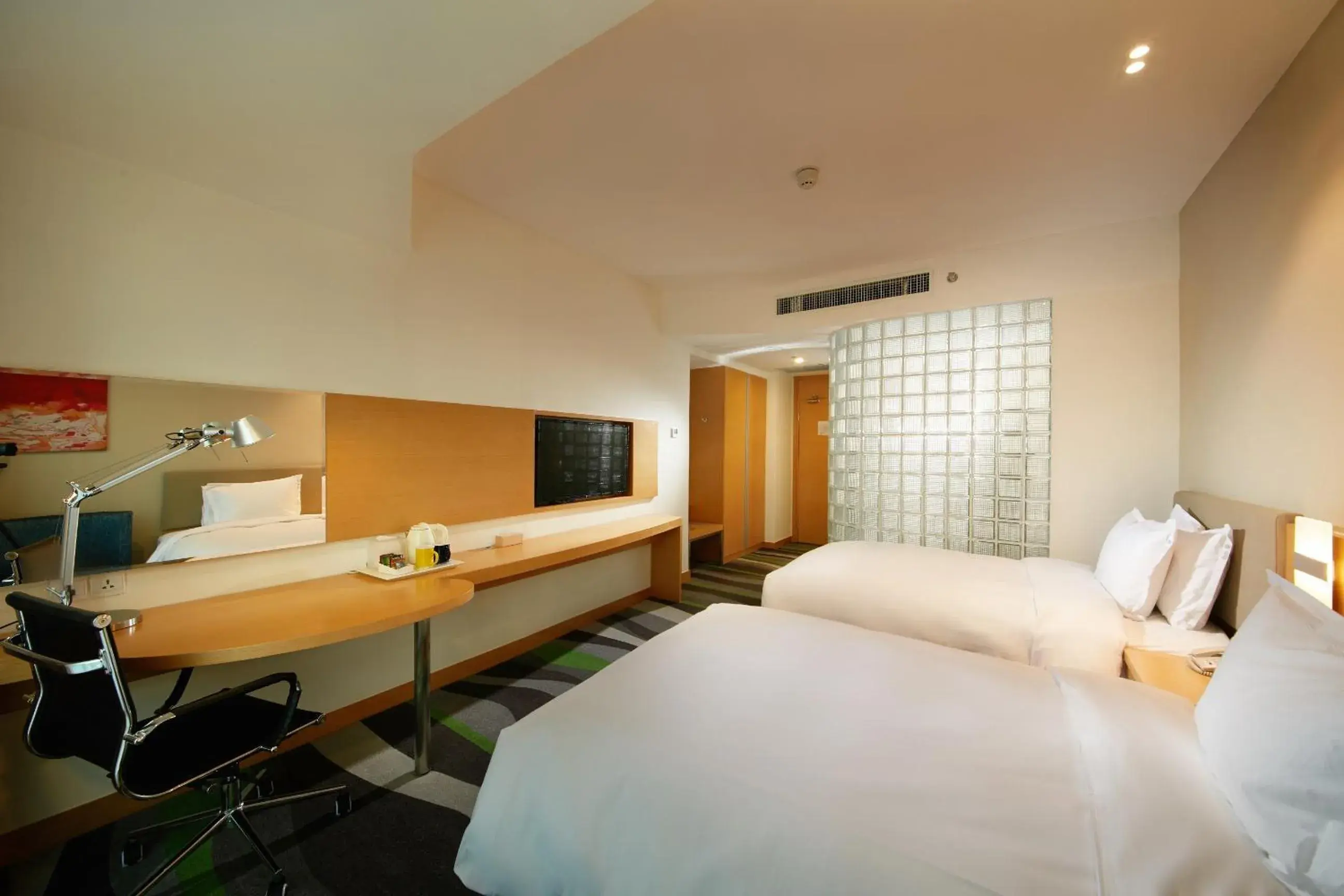 Photo of the whole room, Bed in Holiday Inn Express Tangshan Downtown by IHG Photo of the whole room, Bed in Holiday Inn Express Tangshan Downtown by IHG
