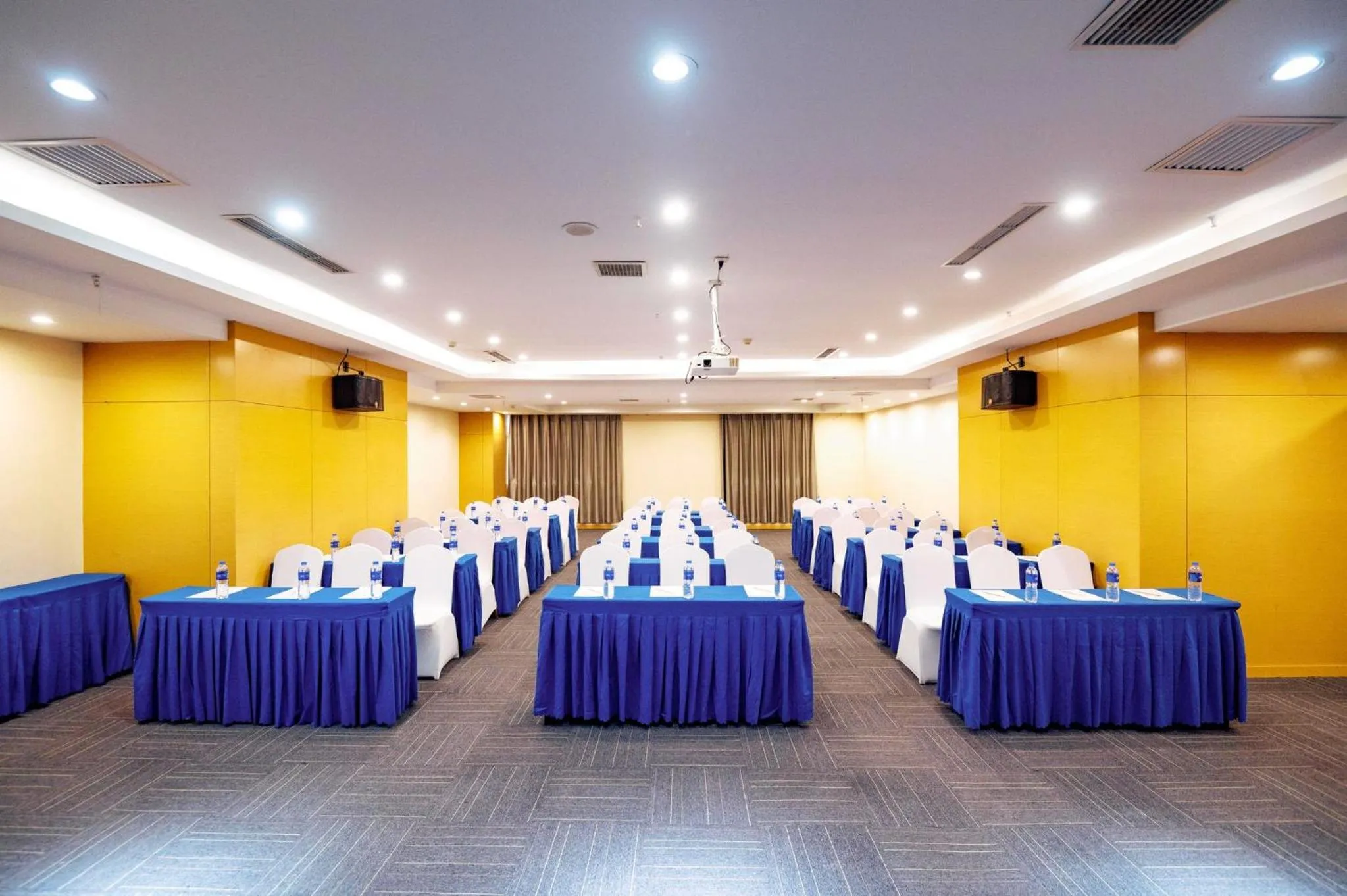 Meeting/conference room in Holiday Inn Express Tangshan Downtown by IHG