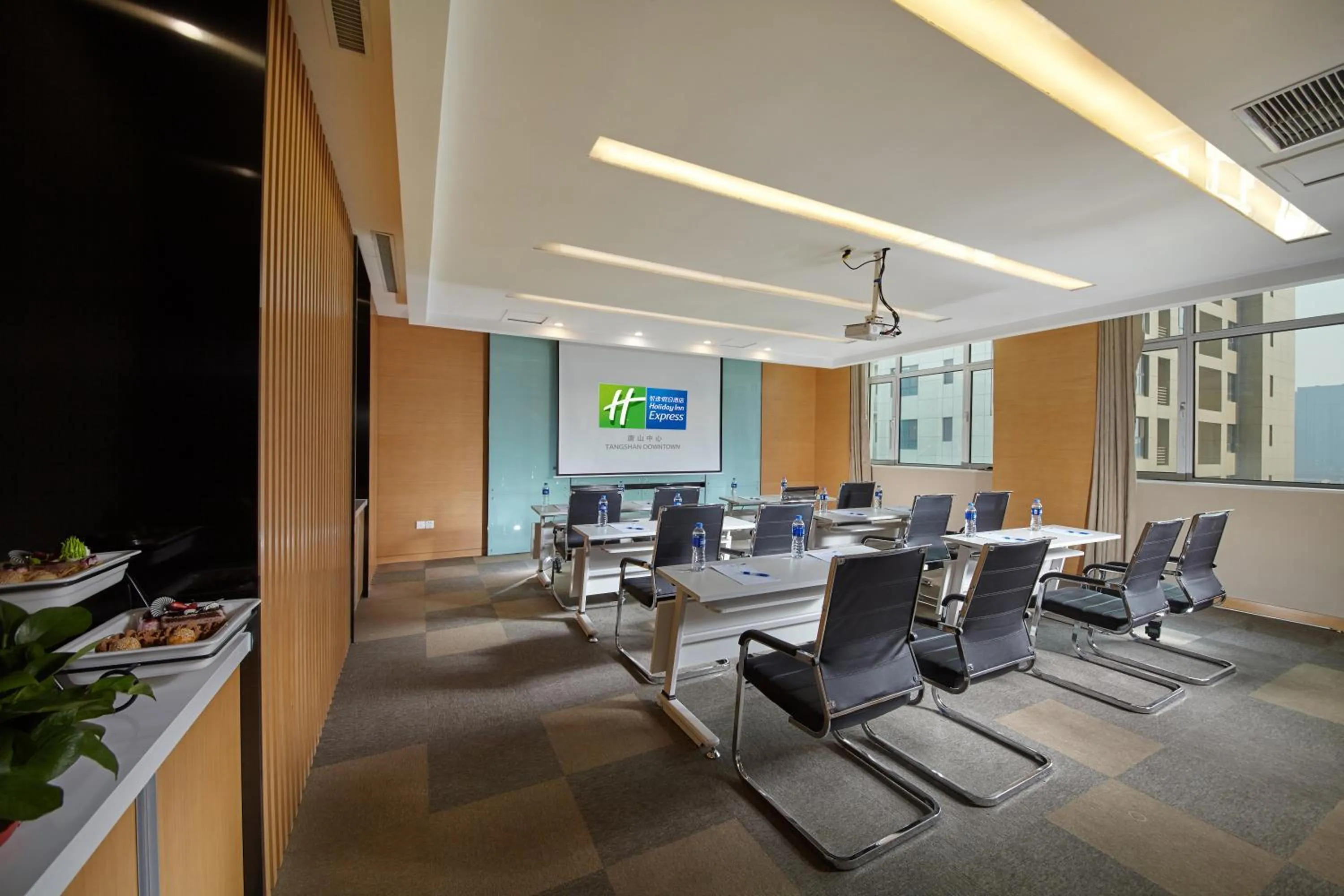 Meeting/conference room in Holiday Inn Express Tangshan Downtown by IHG