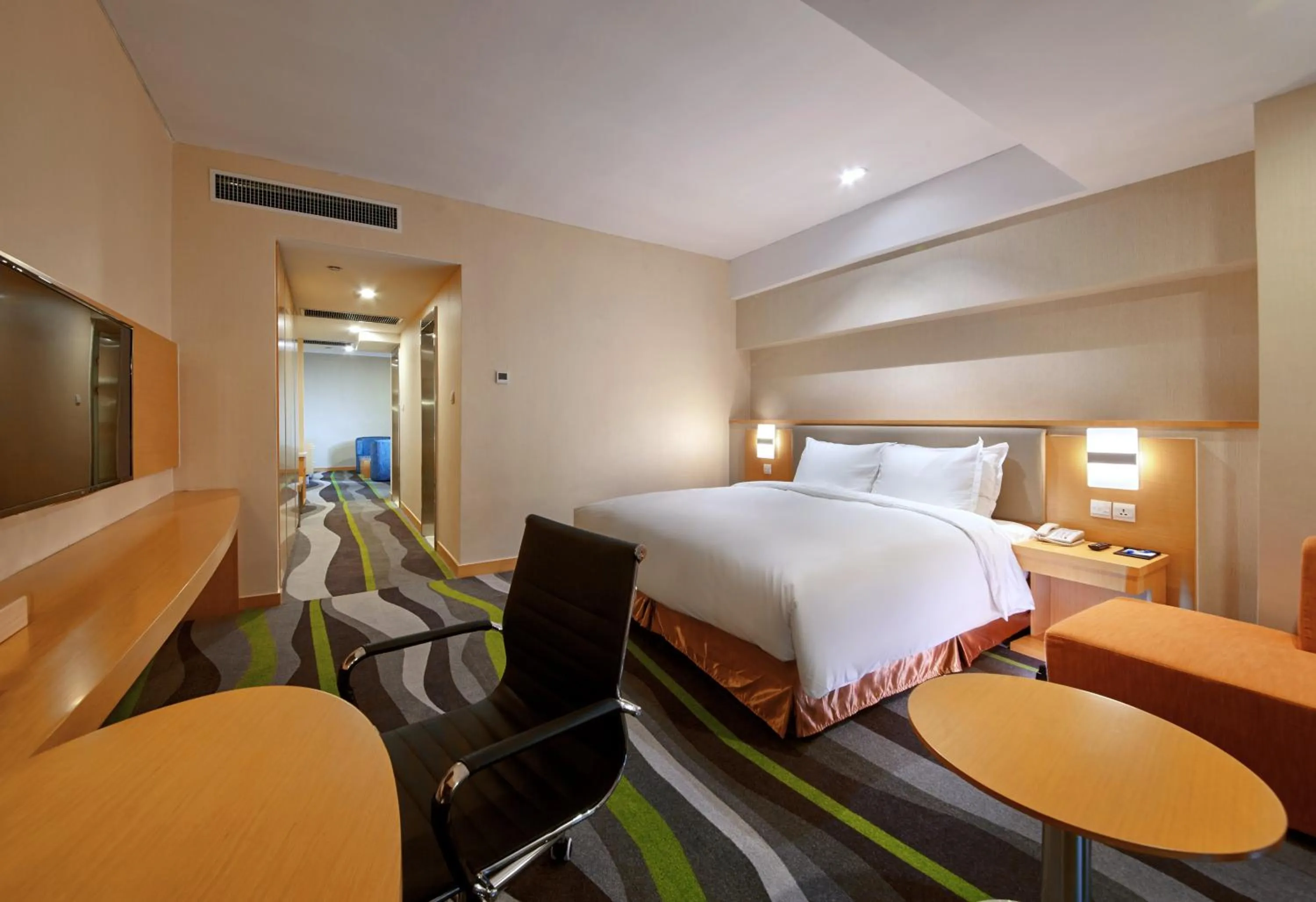 Photo of the whole room, Bed in Holiday Inn Express Tangshan Downtown by IHG