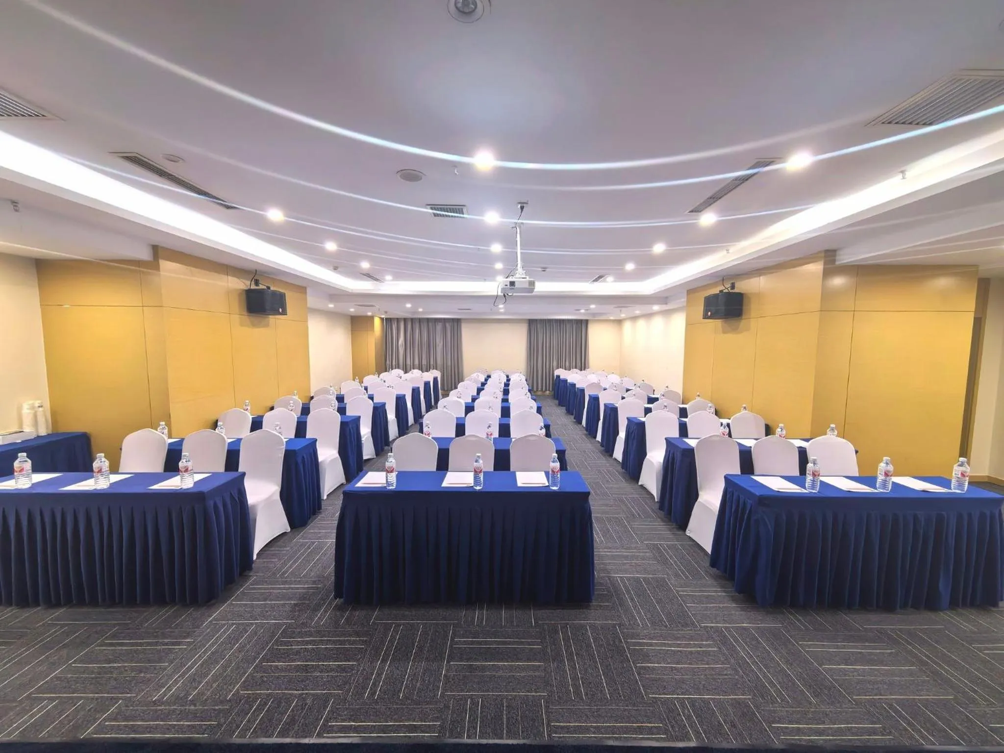 Meeting/conference room in Holiday Inn Express Tangshan Downtown by IHG