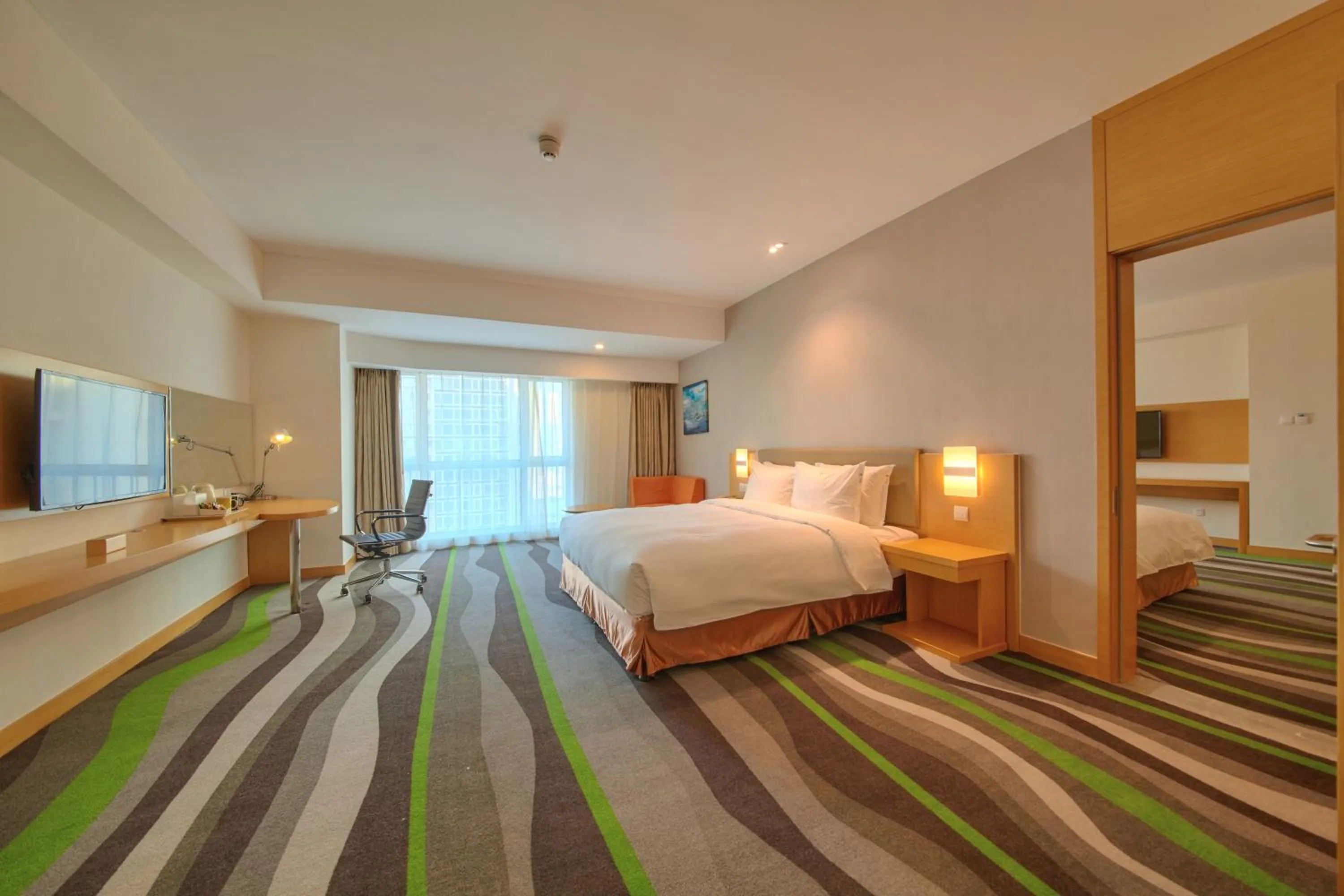 Photo of the whole room, Bed in Holiday Inn Express Tangshan Downtown by IHG