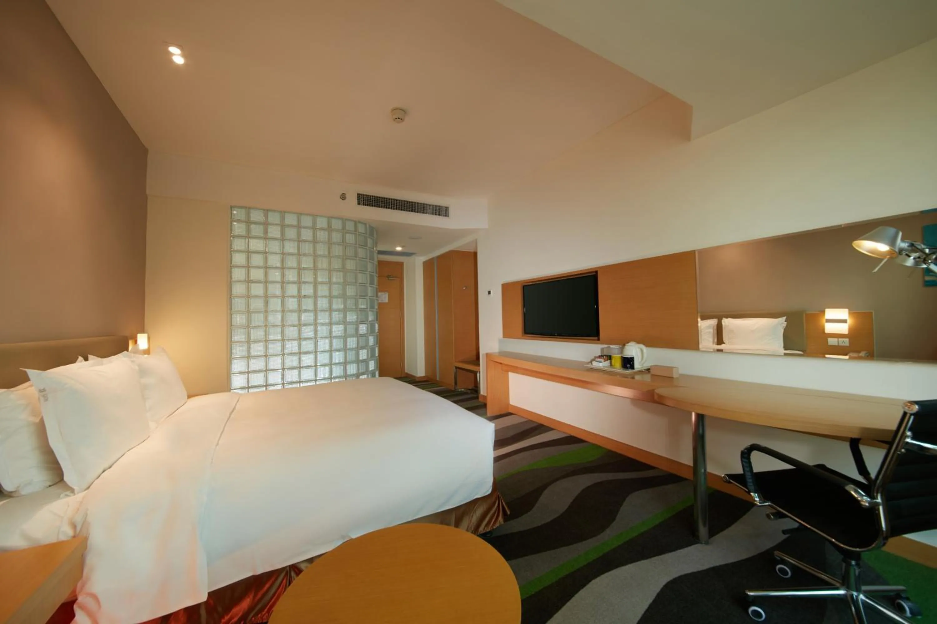 Photo of the whole room, Bed in Holiday Inn Express Tangshan Downtown by IHG