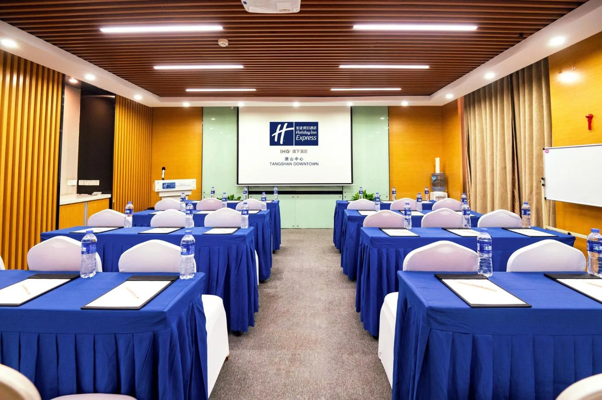 Meeting/conference room in Holiday Inn Express Tangshan Downtown by IHG
