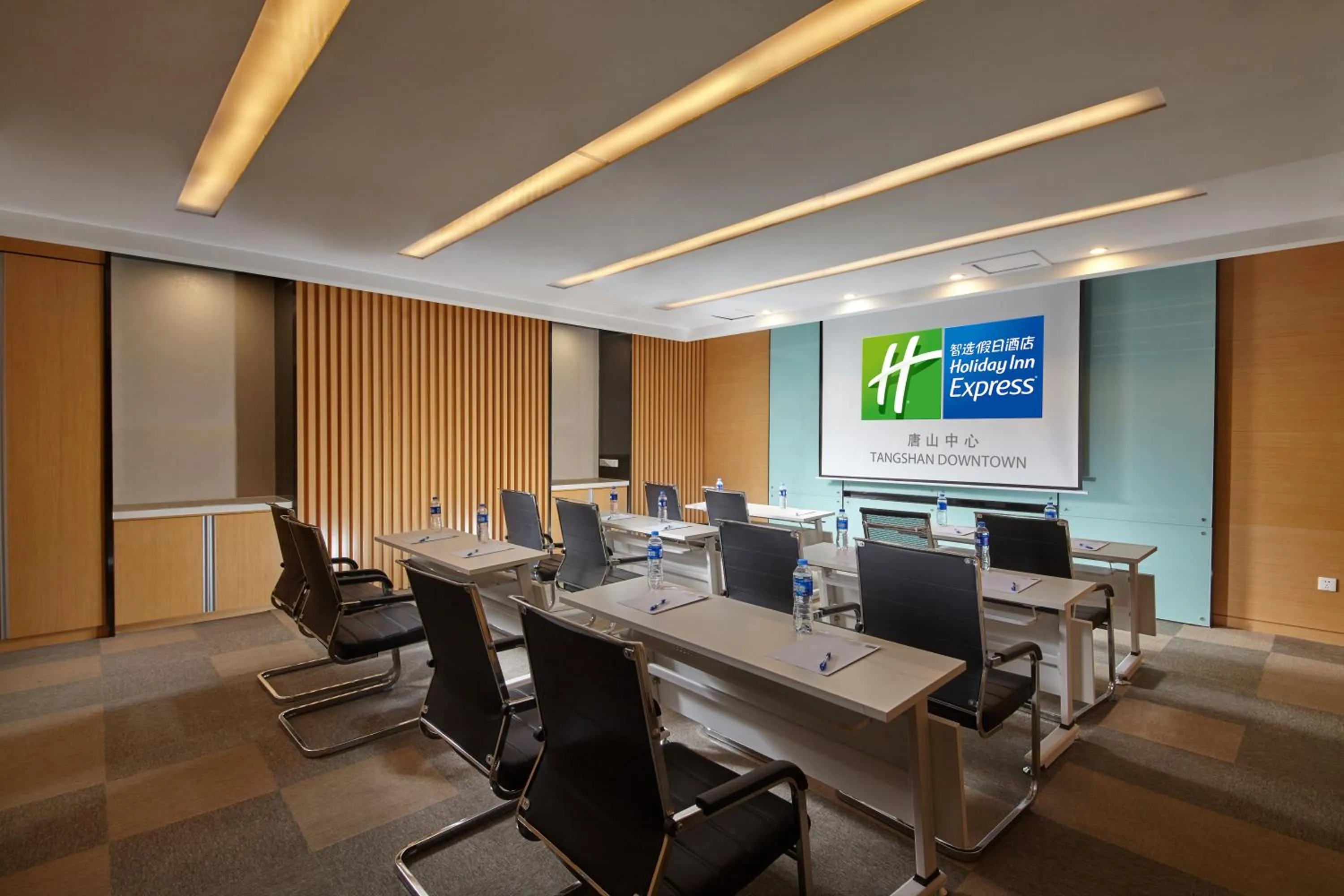 Meeting/conference room in Holiday Inn Express Tangshan Downtown by IHG