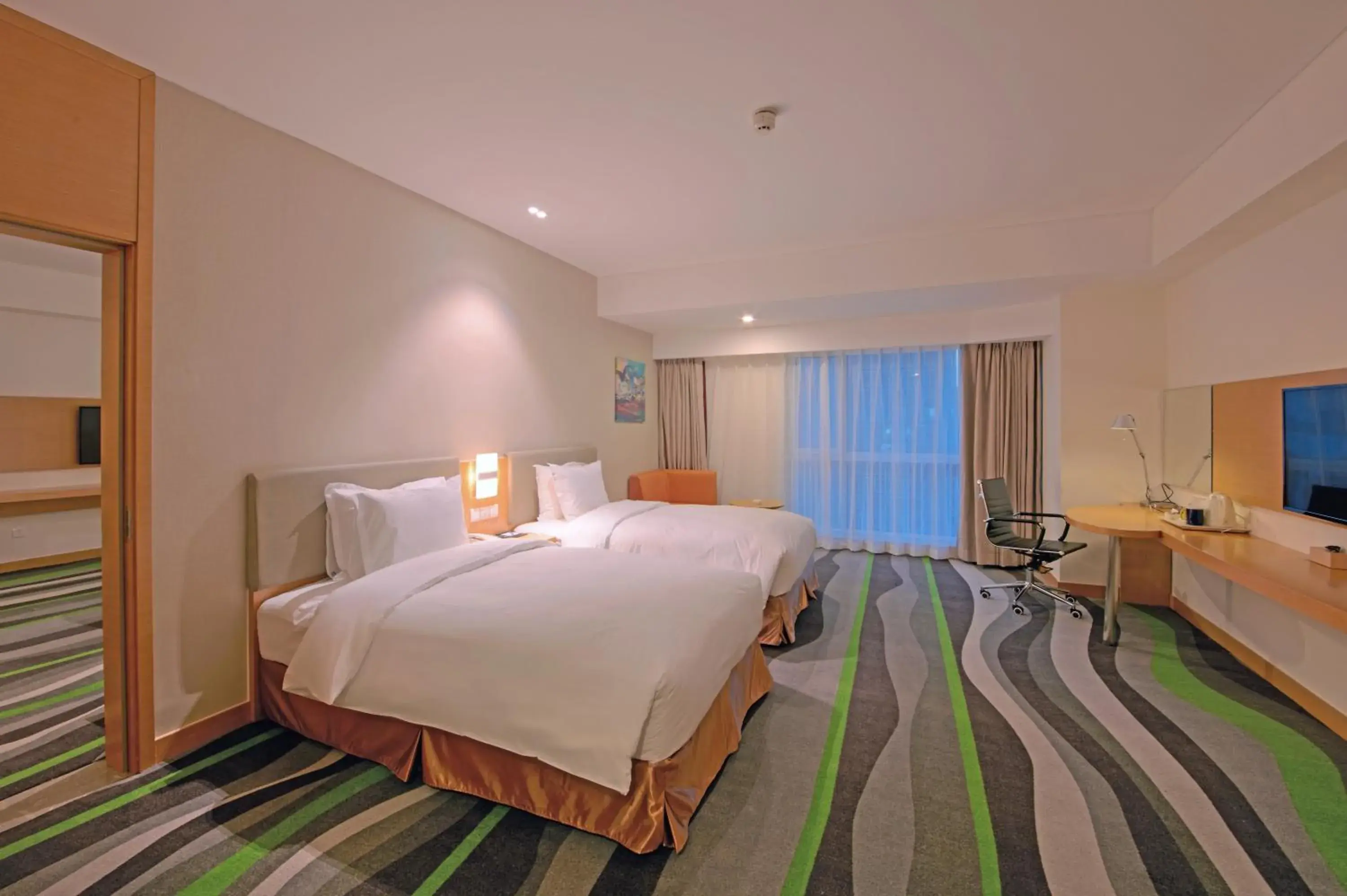 Photo of the whole room, Bed in Holiday Inn Express Tangshan Downtown by IHG Photo of the whole room, Bed in Holiday Inn Express Tangshan Downtown by IHG