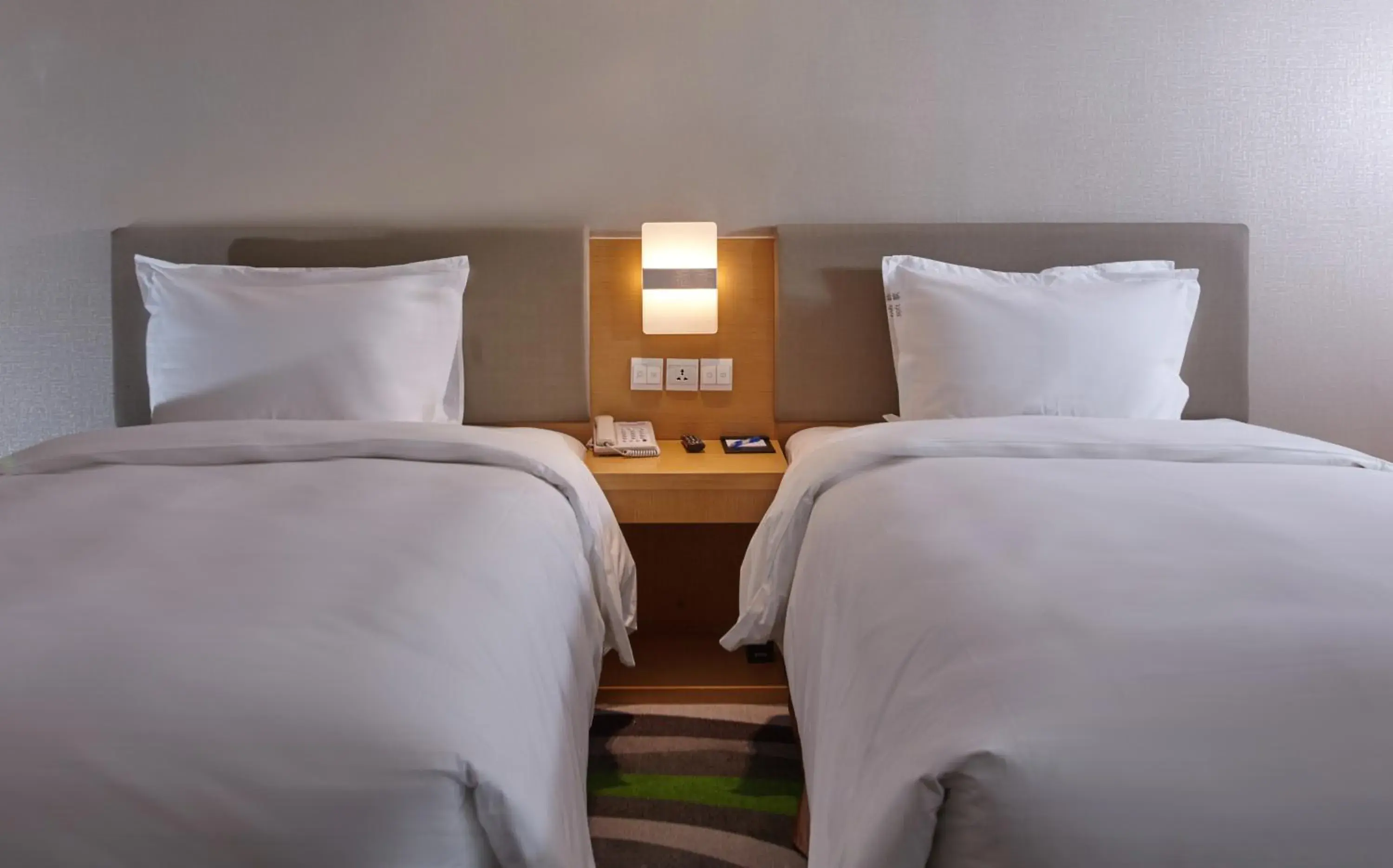 Bed in Holiday Inn Express Tangshan Downtown by IHG Bed in Holiday Inn Express Tangshan Downtown by IHG