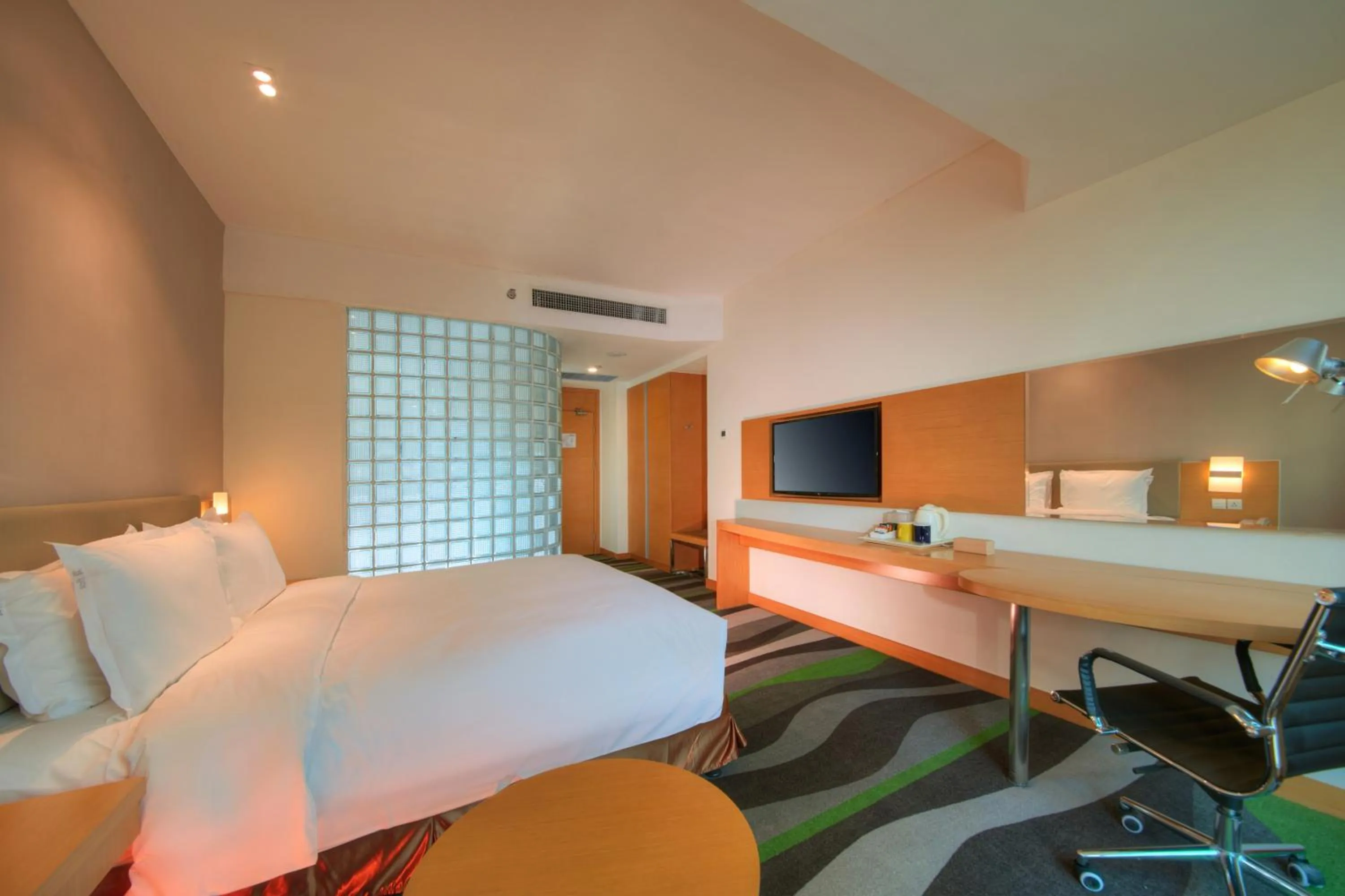 Photo of the whole room, Bed in Holiday Inn Express Tangshan Downtown by IHG