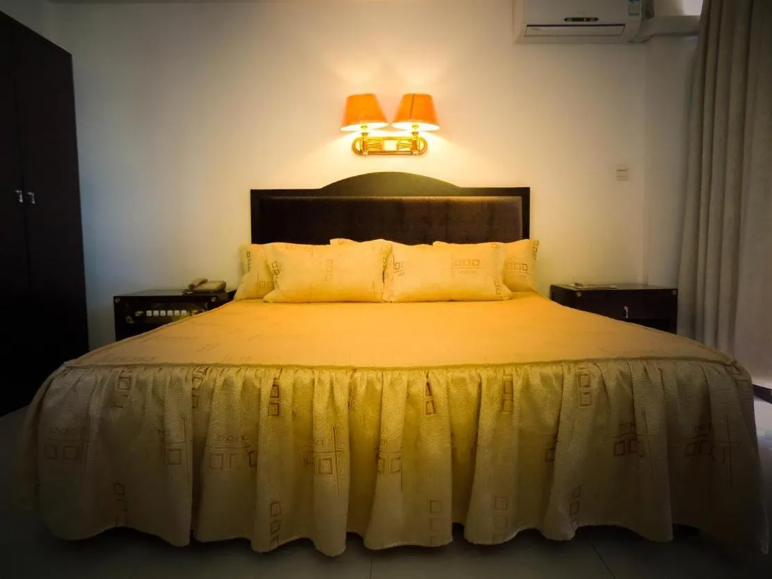 Bed in Evergreen Hotel