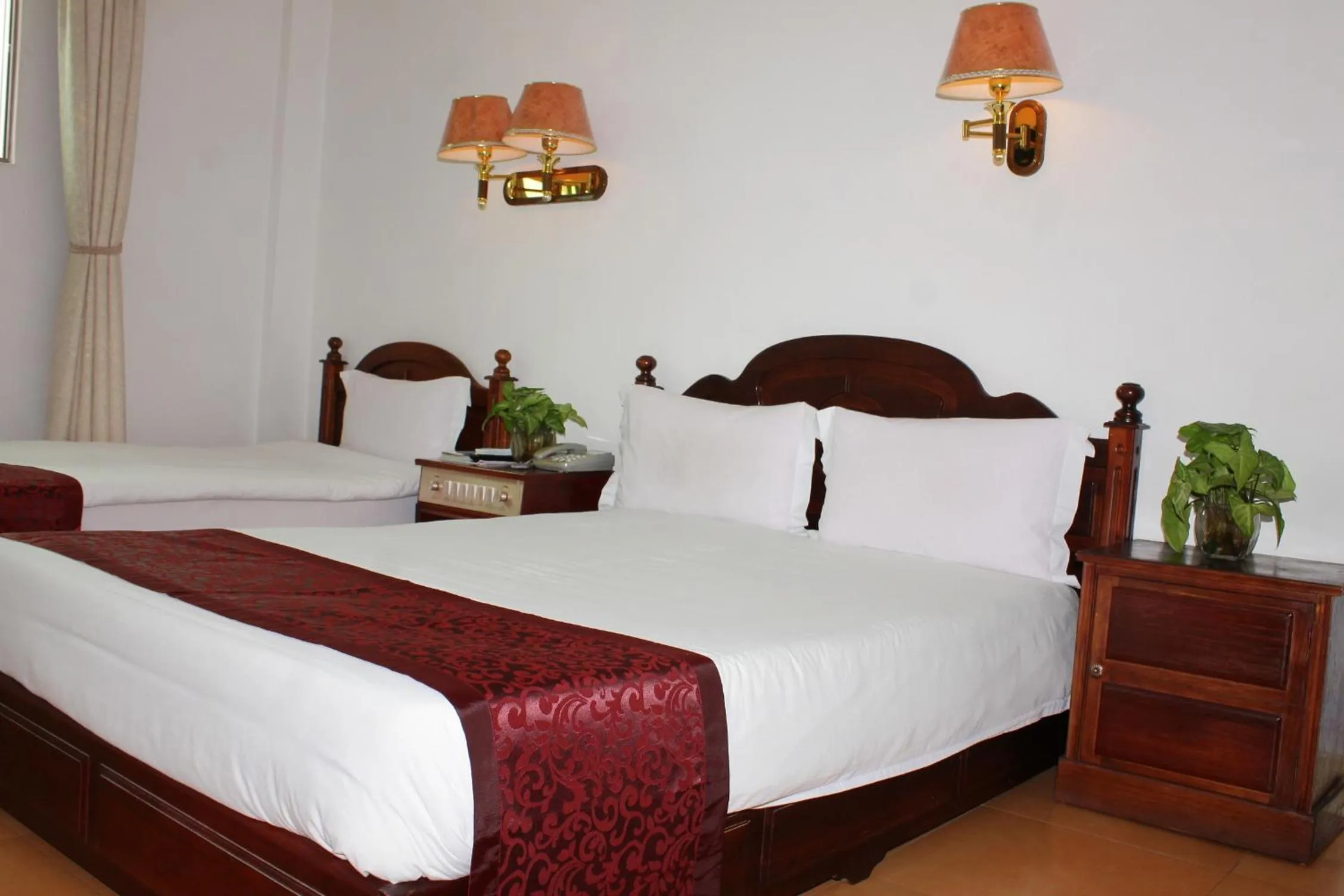 Bed in Evergreen Hotel