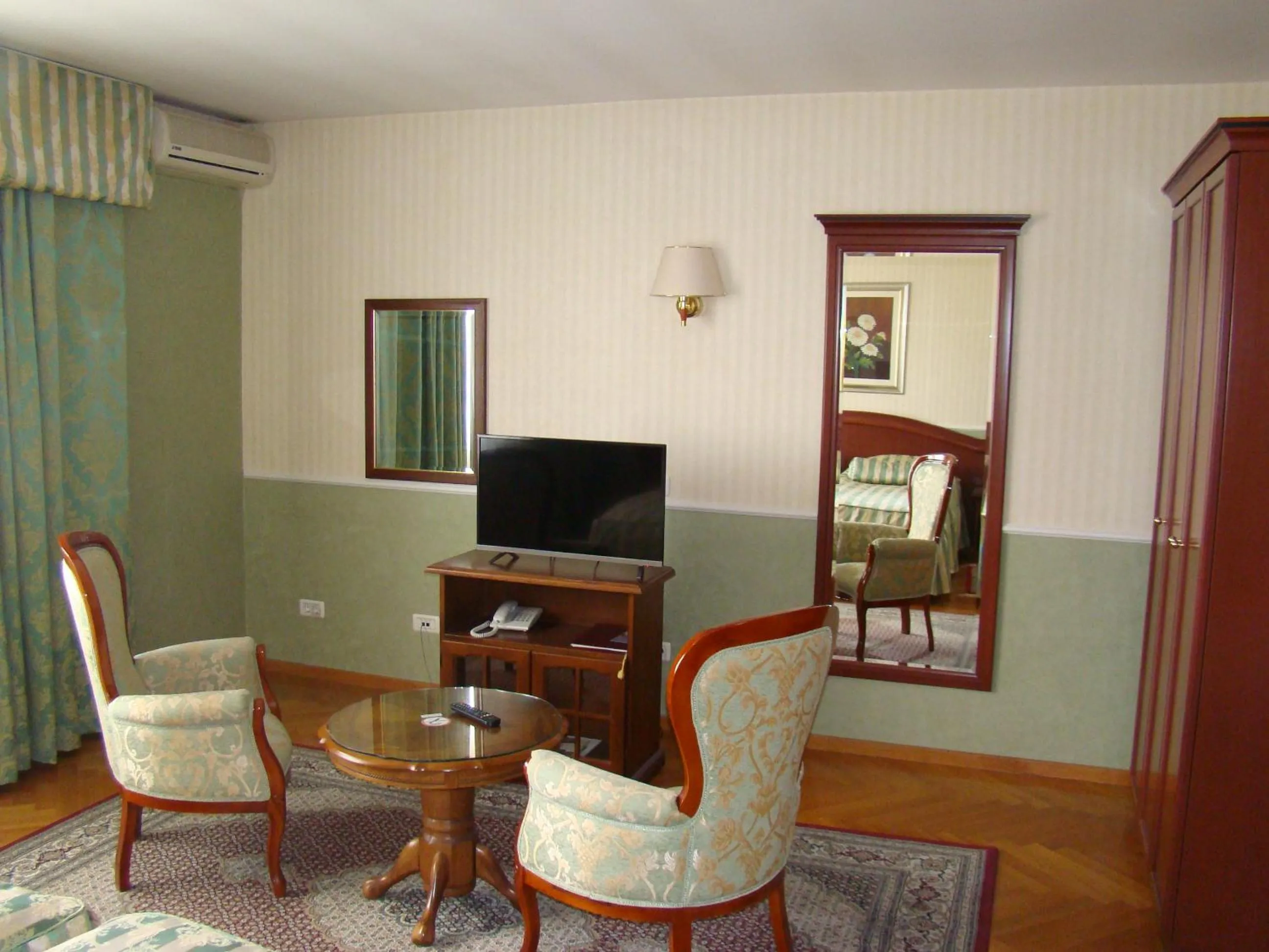 TV and multimedia in Hotel Vila Ariston