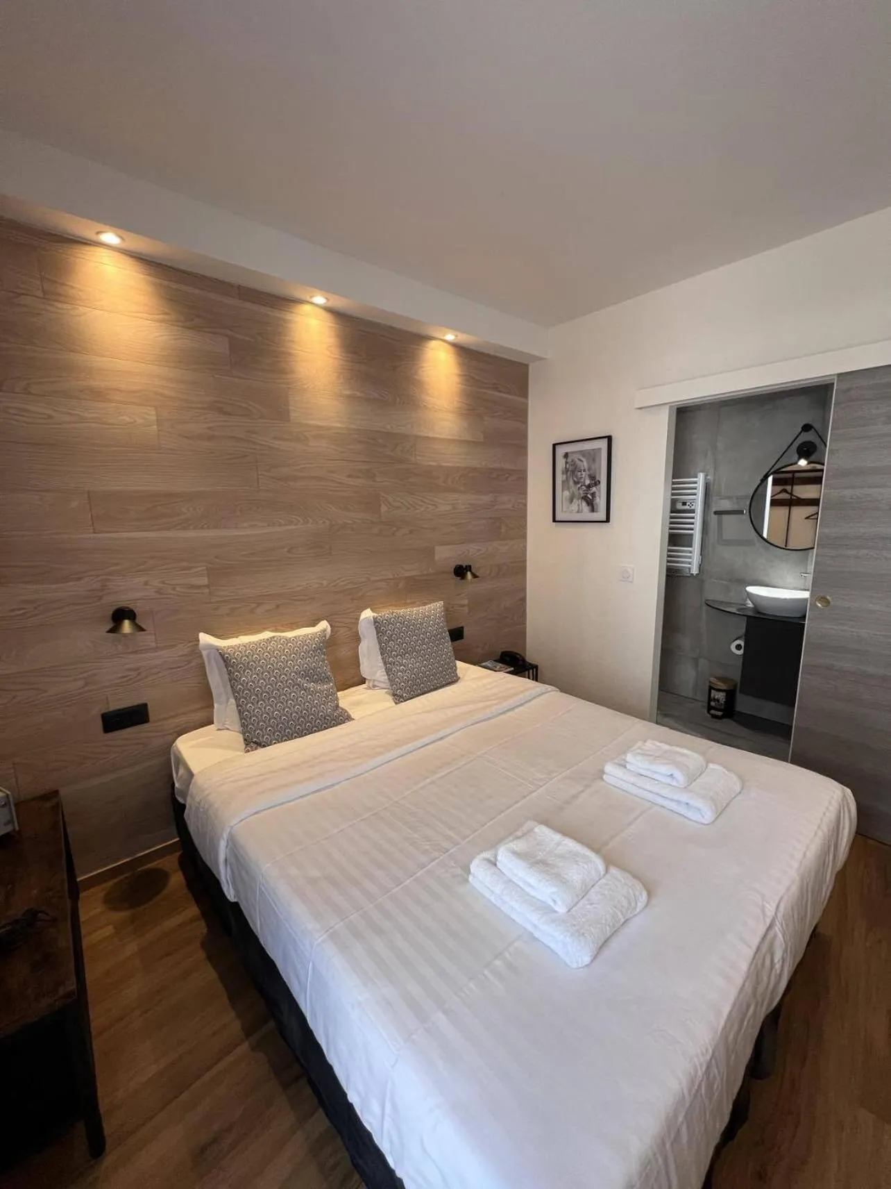 Bedroom, Bed in Au Bec Fin Hôtel