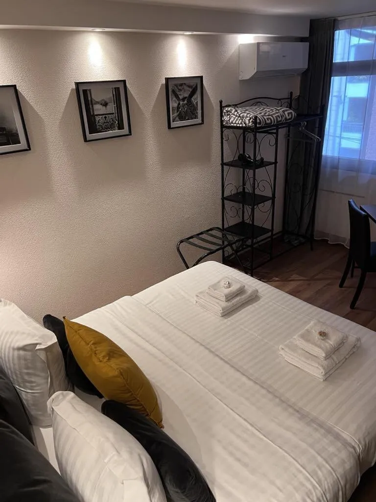 Bedroom, Bed in Au Bec Fin Hôtel