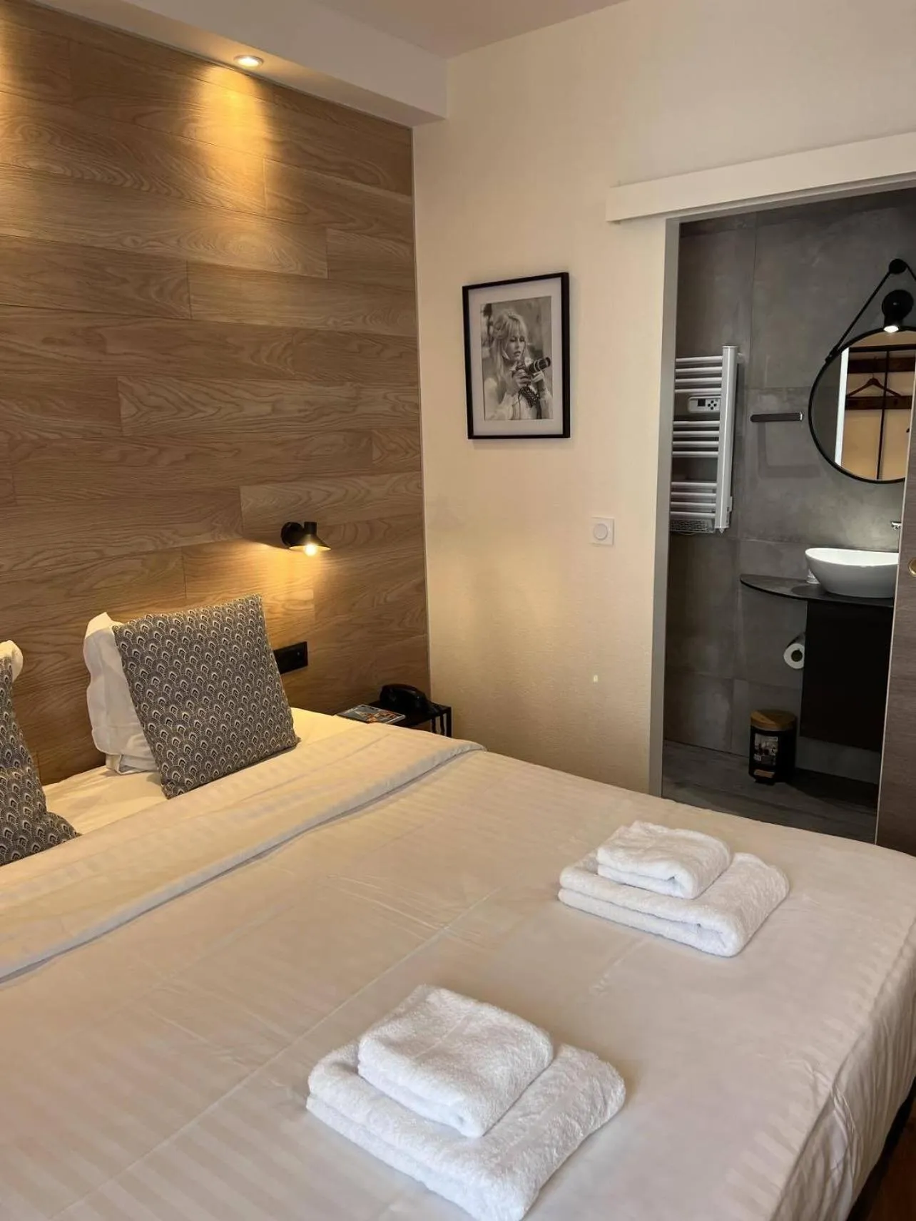 Bedroom, Bed in Au Bec Fin Hôtel