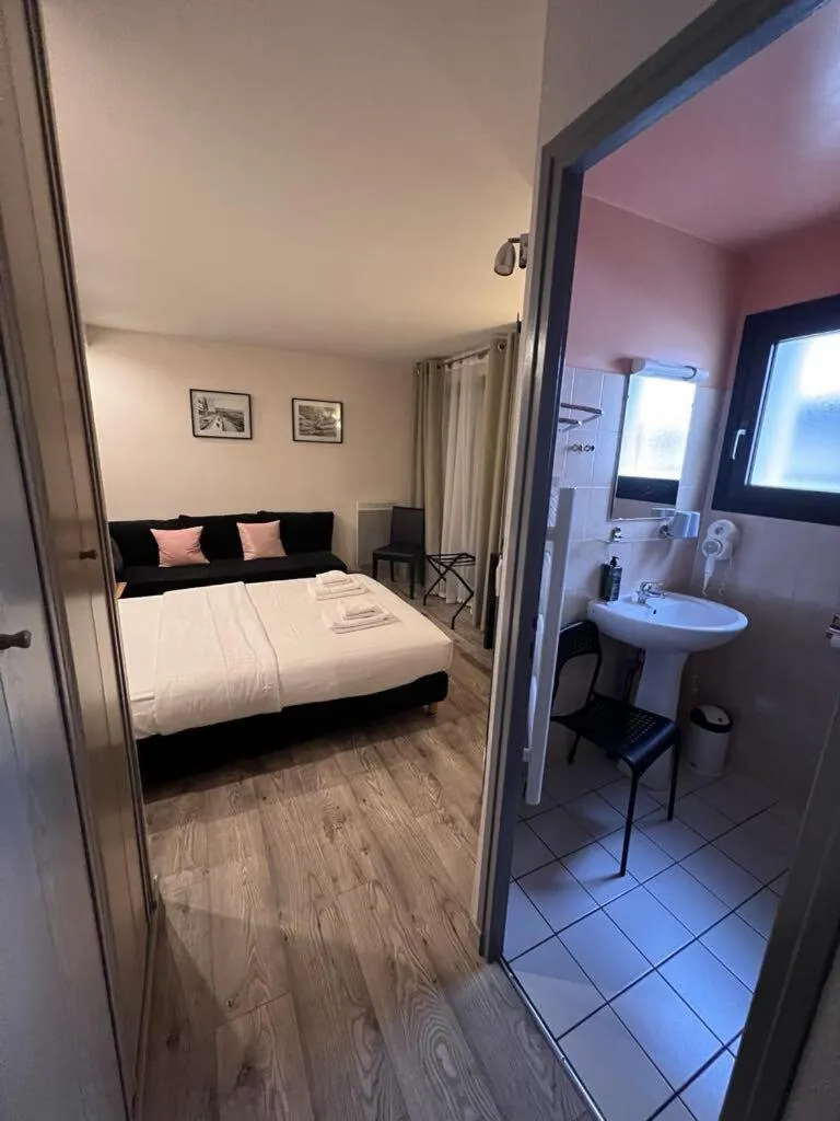 Bedroom, Bed in Au Bec Fin Hôtel