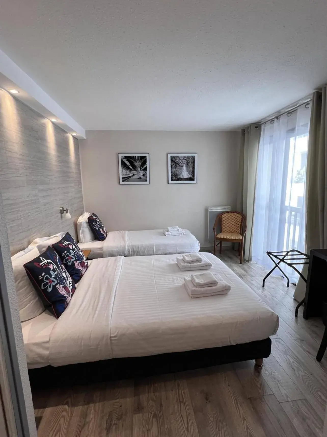 Triple Room with Shower in Au Bec Fin Hôtel Triple Room with Shower in Au Bec Fin Hôtel