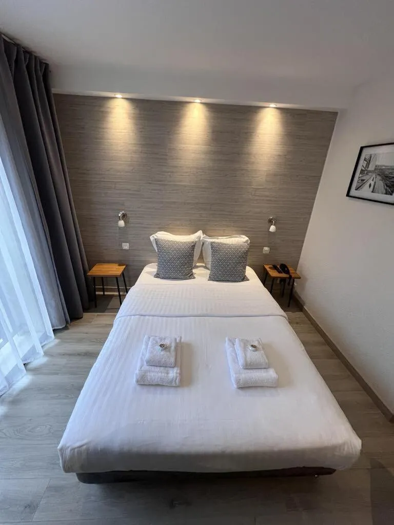 Bedroom, Bed in Au Bec Fin Hôtel