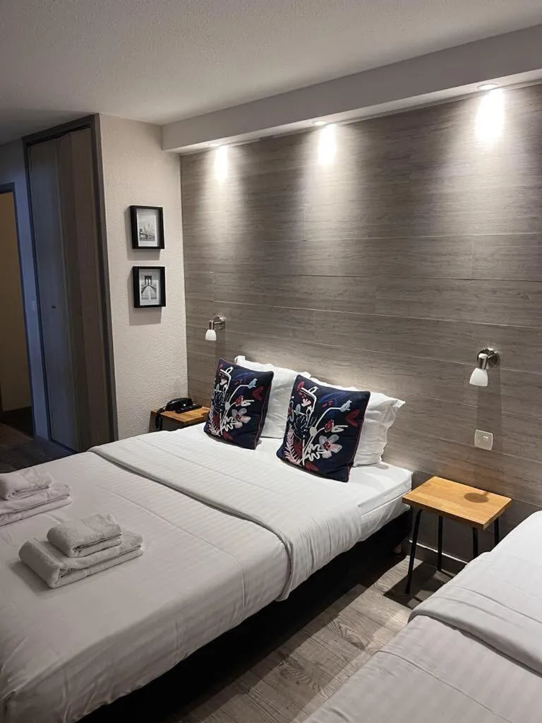 Bedroom, Bed in Au Bec Fin Hôtel