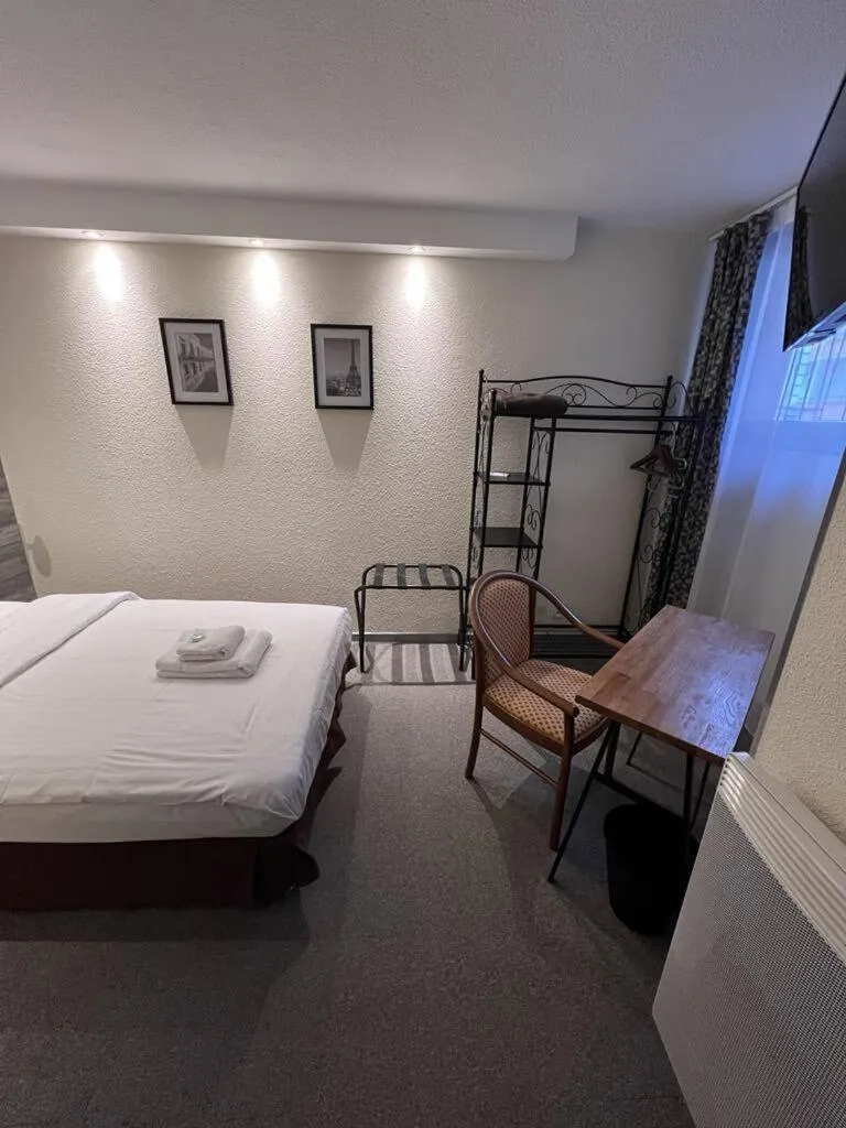 Bedroom, Bed in Au Bec Fin Hôtel