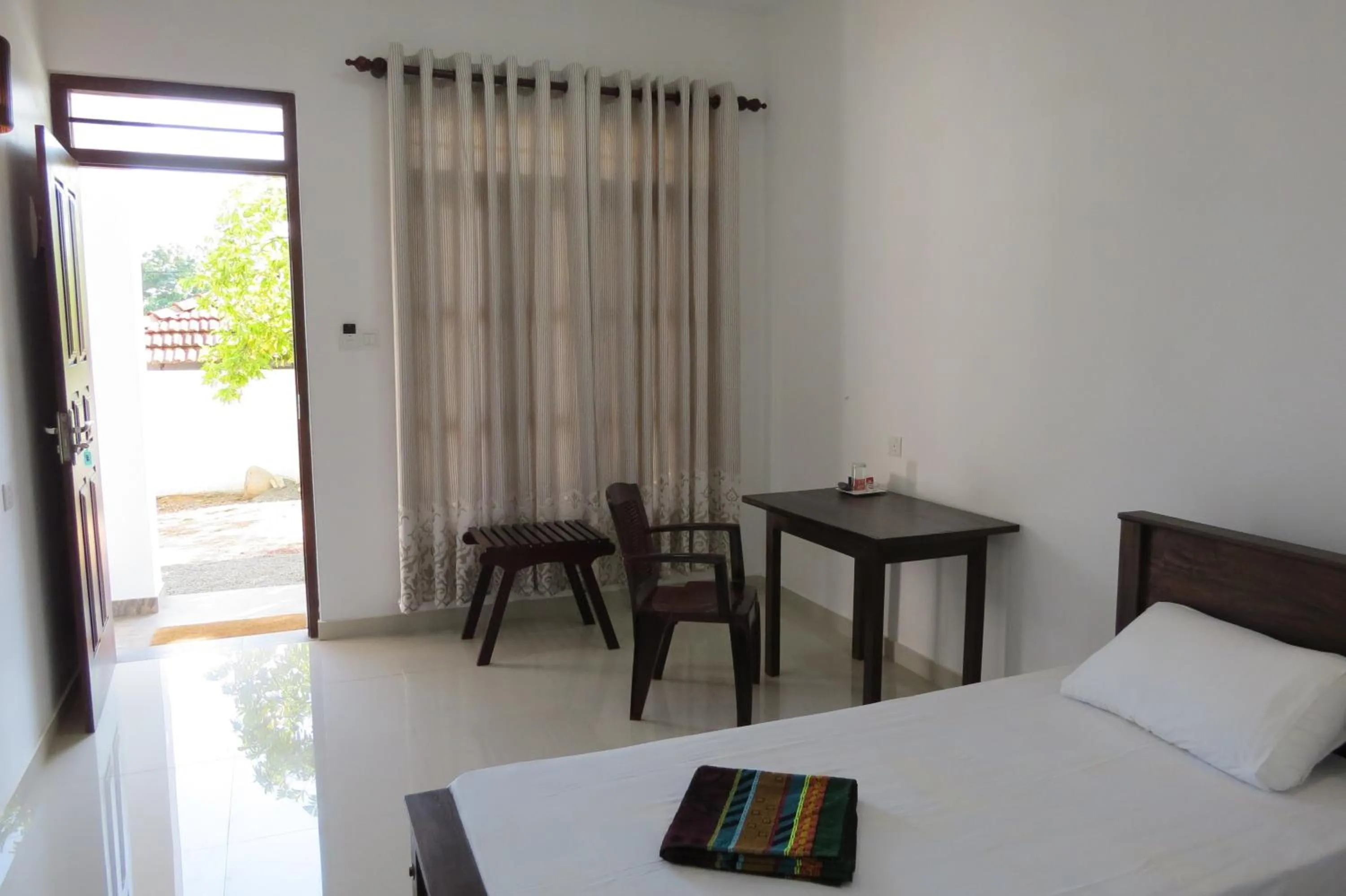 Photo of the whole room, Bed in Sailors Mirissa