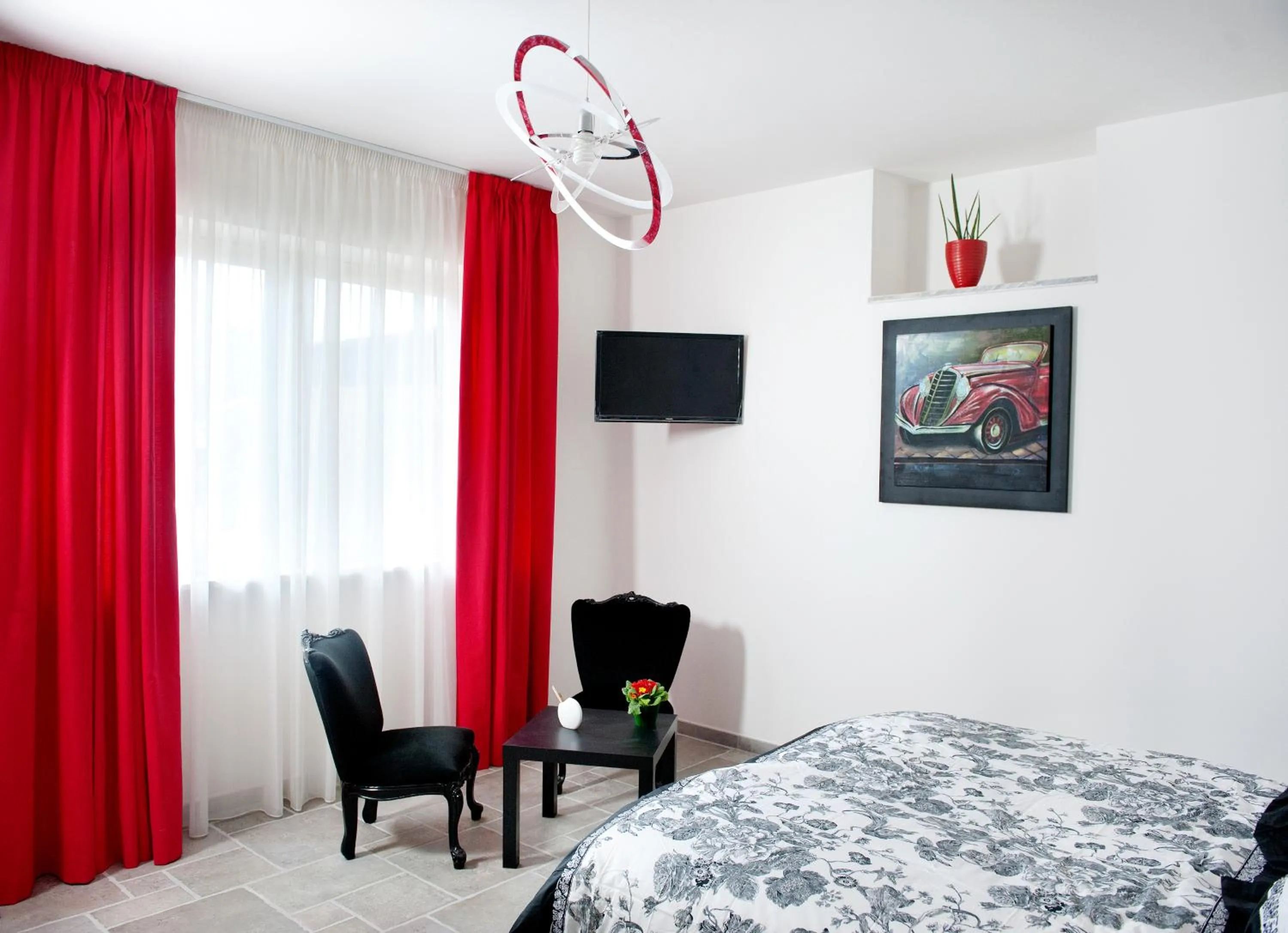 Photo of the whole room in La Selva Incantata