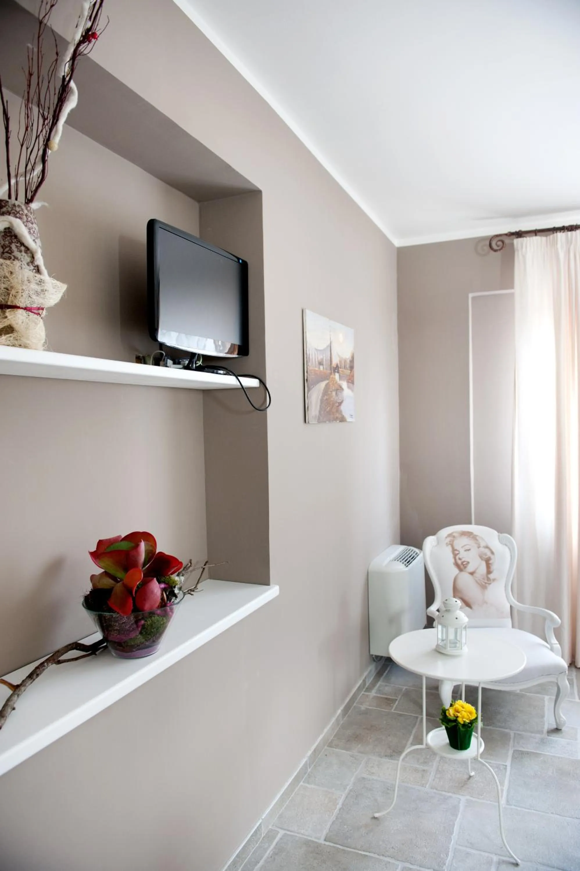 Photo of the whole room in La Selva Incantata