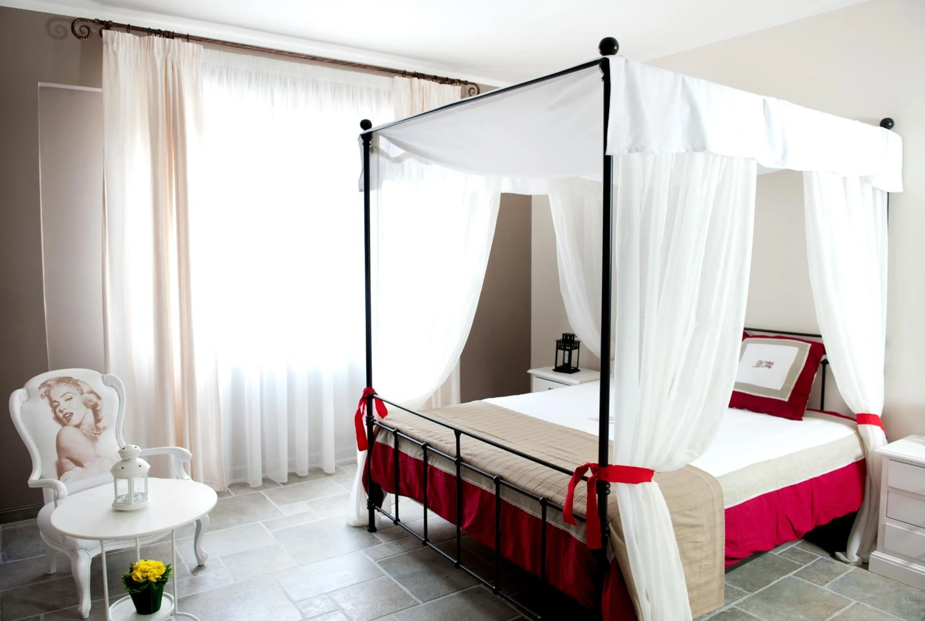 Photo of the whole room in La Selva Incantata